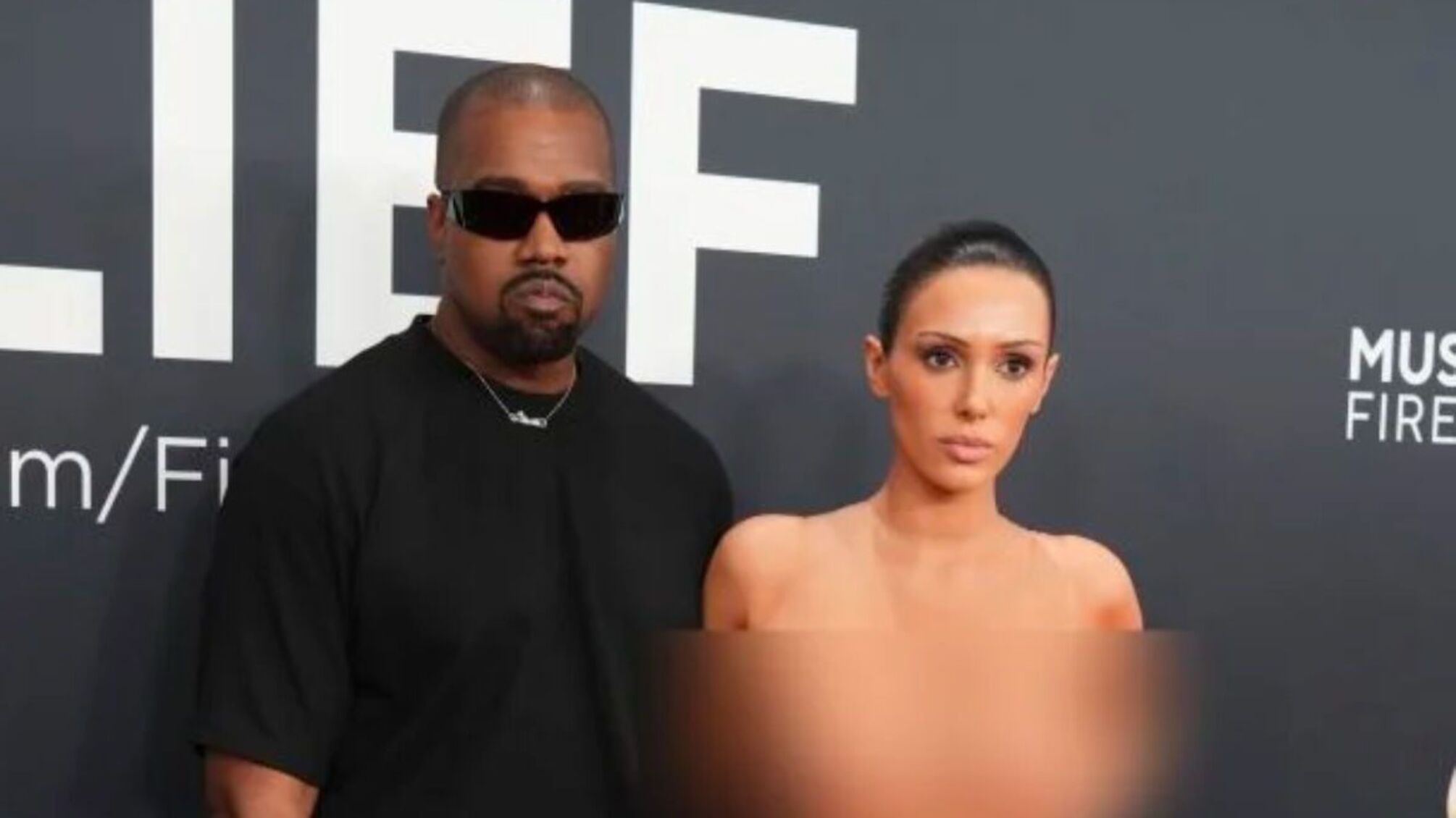 Надихнувся нарядом дружини: Каньє Вест натякнув, що “невидиму сукню” Б’янки Цензорі скоро можна буде придбати