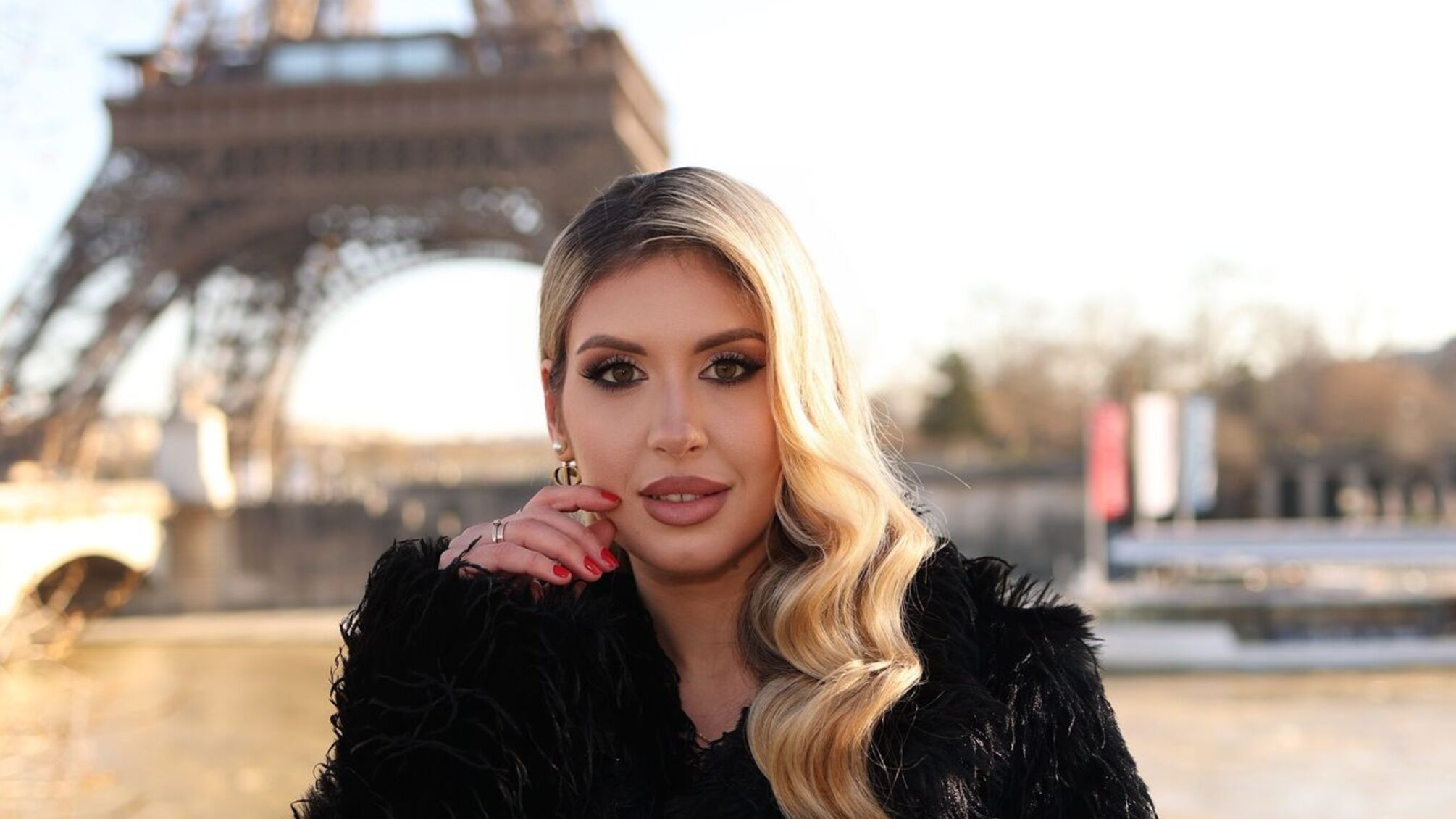 Julia Motoryha представила кліп «Під небом Парижу»: історія кохання в місті мрій