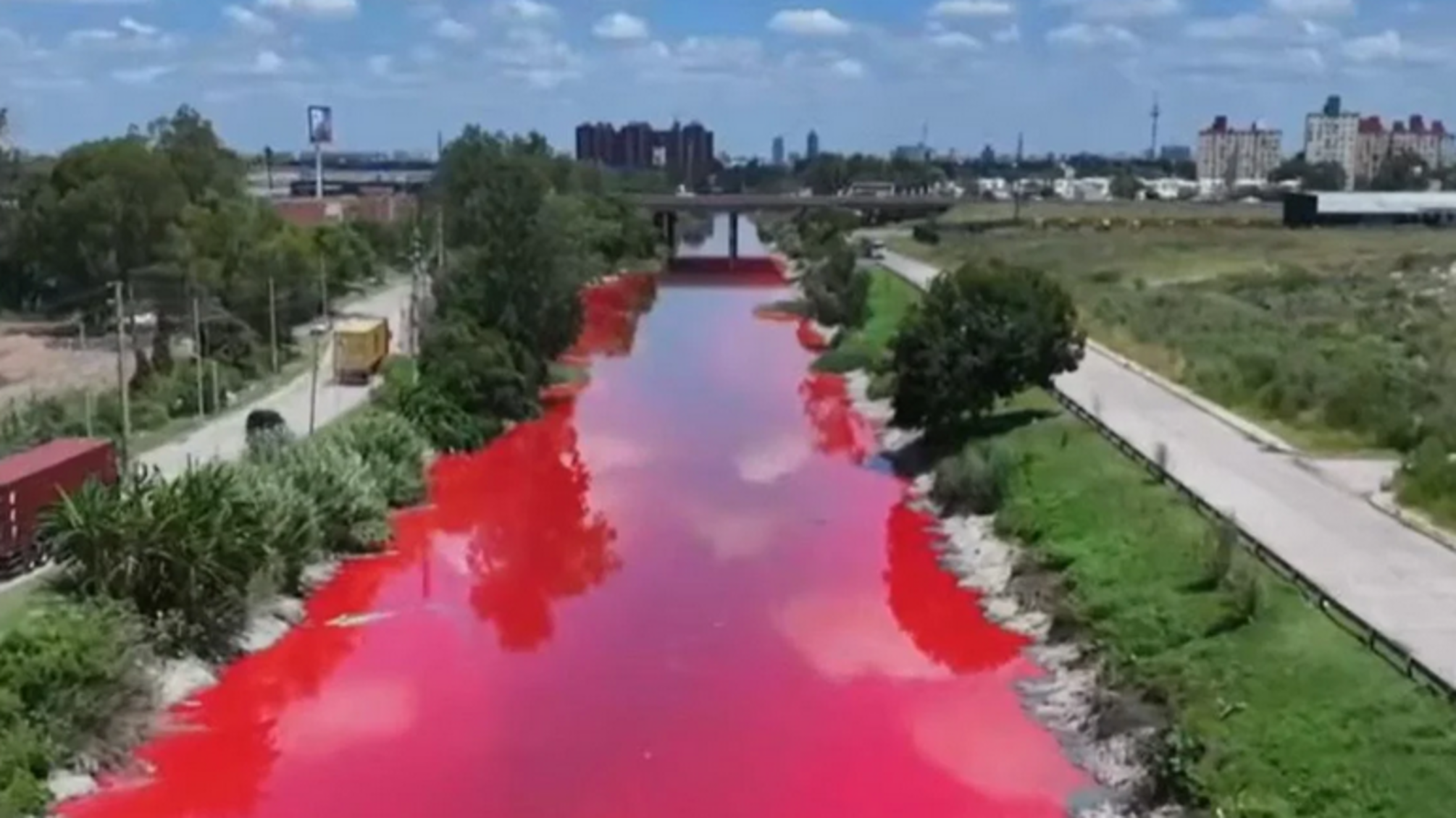 Цвет реки испугал местных экологов