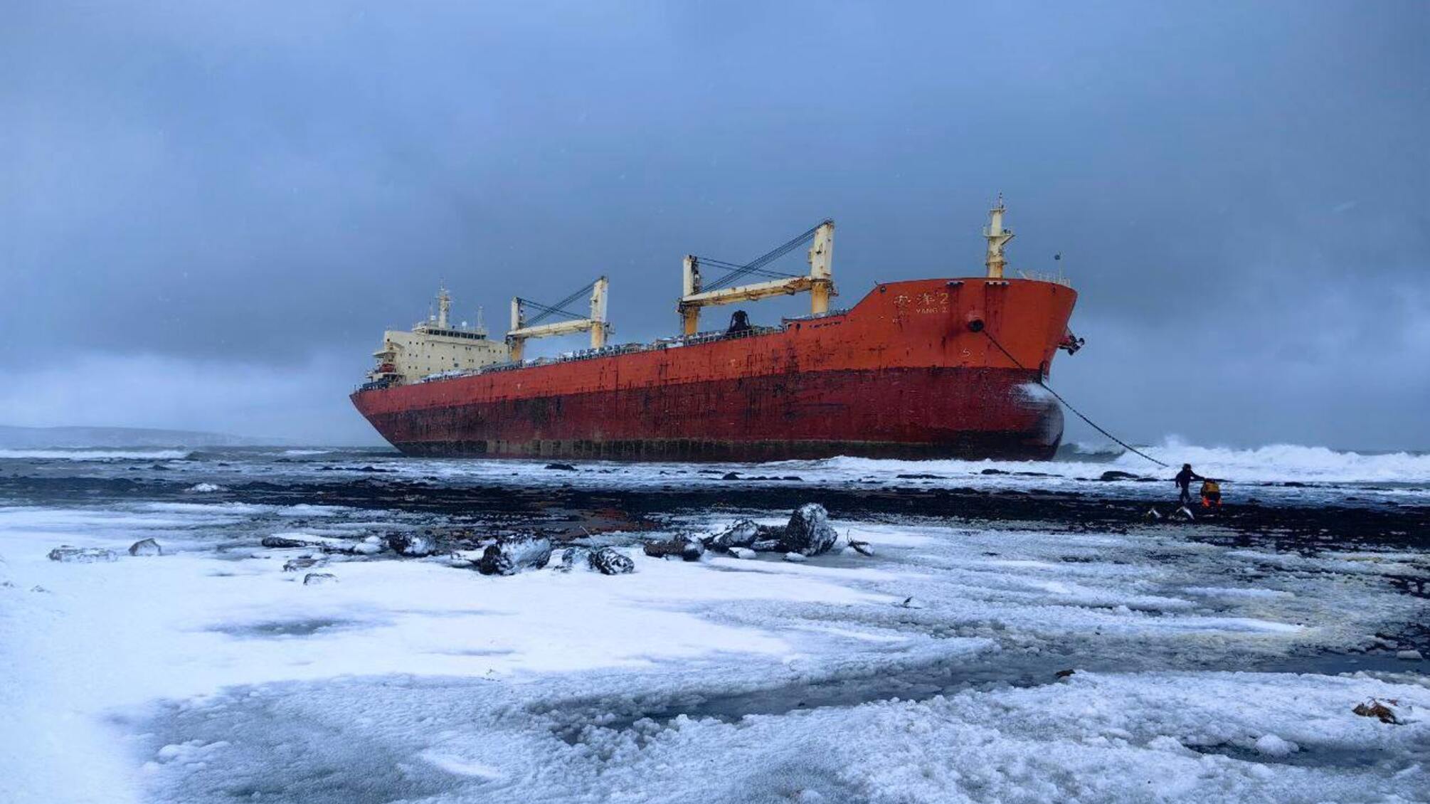 Рятувальники оцінюють загрозу від аварії китайського танкера на Сахаліні