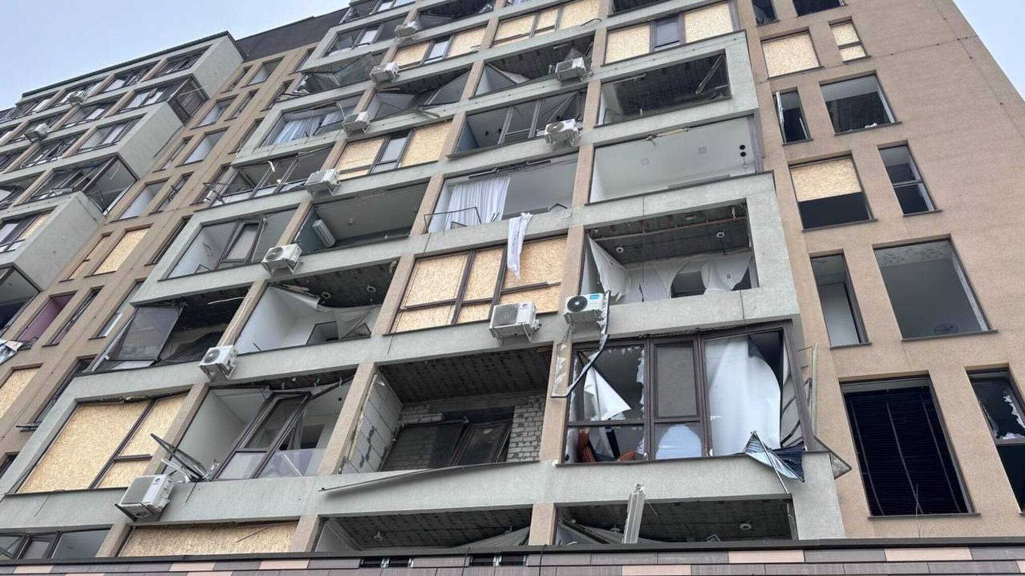 Российские беспилотники атакуют Харьков: повреждены дома и медицинские учреждения