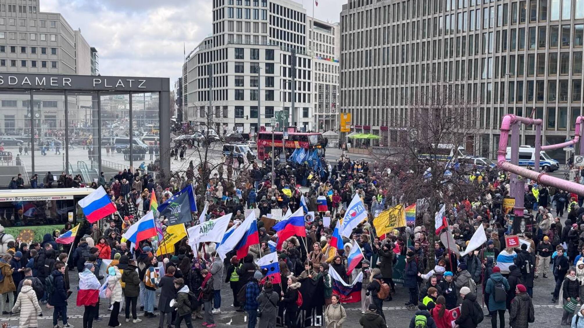 Берлин стал местом протеста: оппозиция россии прошла маршем