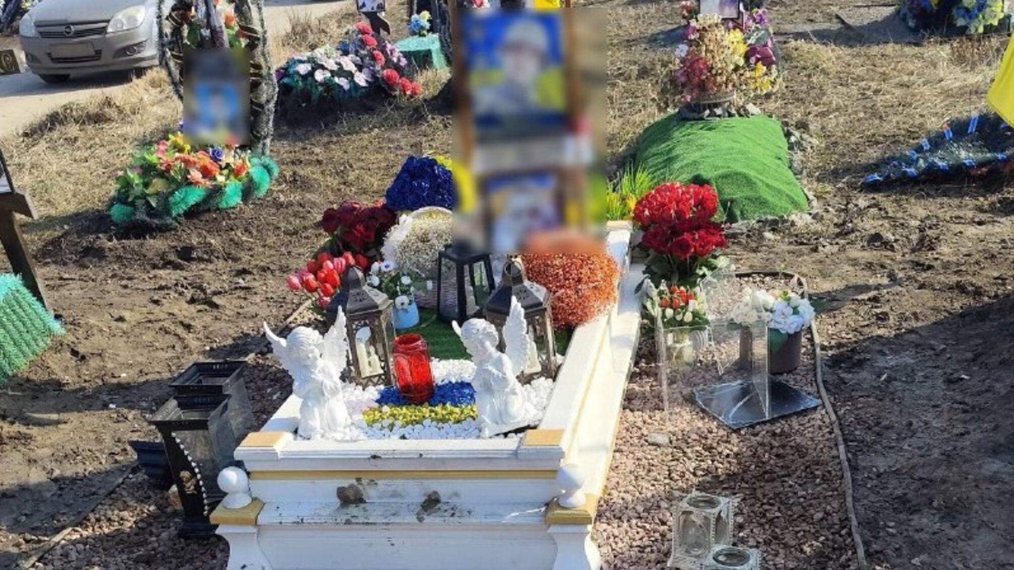 Вандалы повредили могилу погибшего воина в Сумах