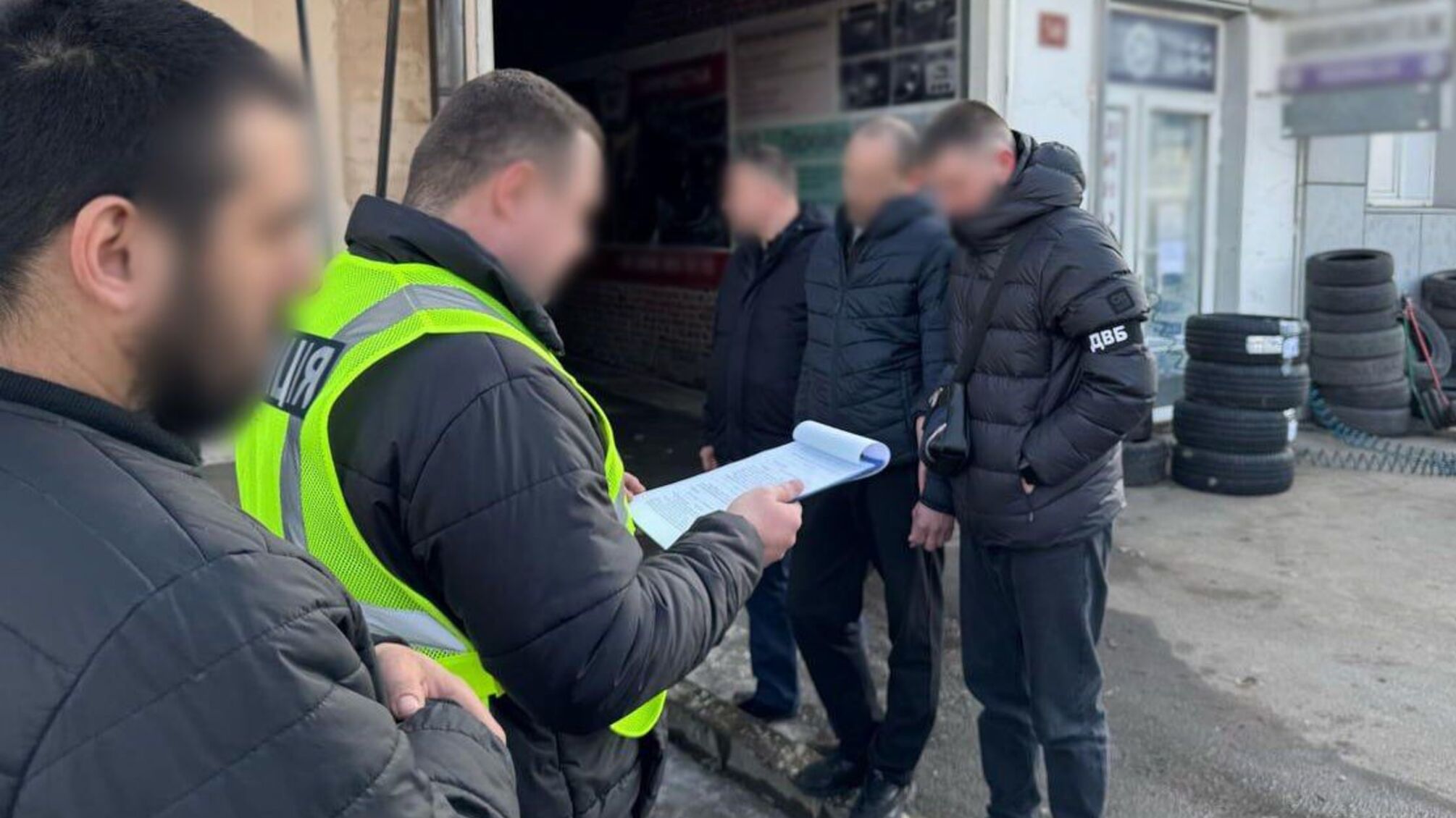 45-летний мужчина задержан за злоупотребление влиянием в сервисном центре