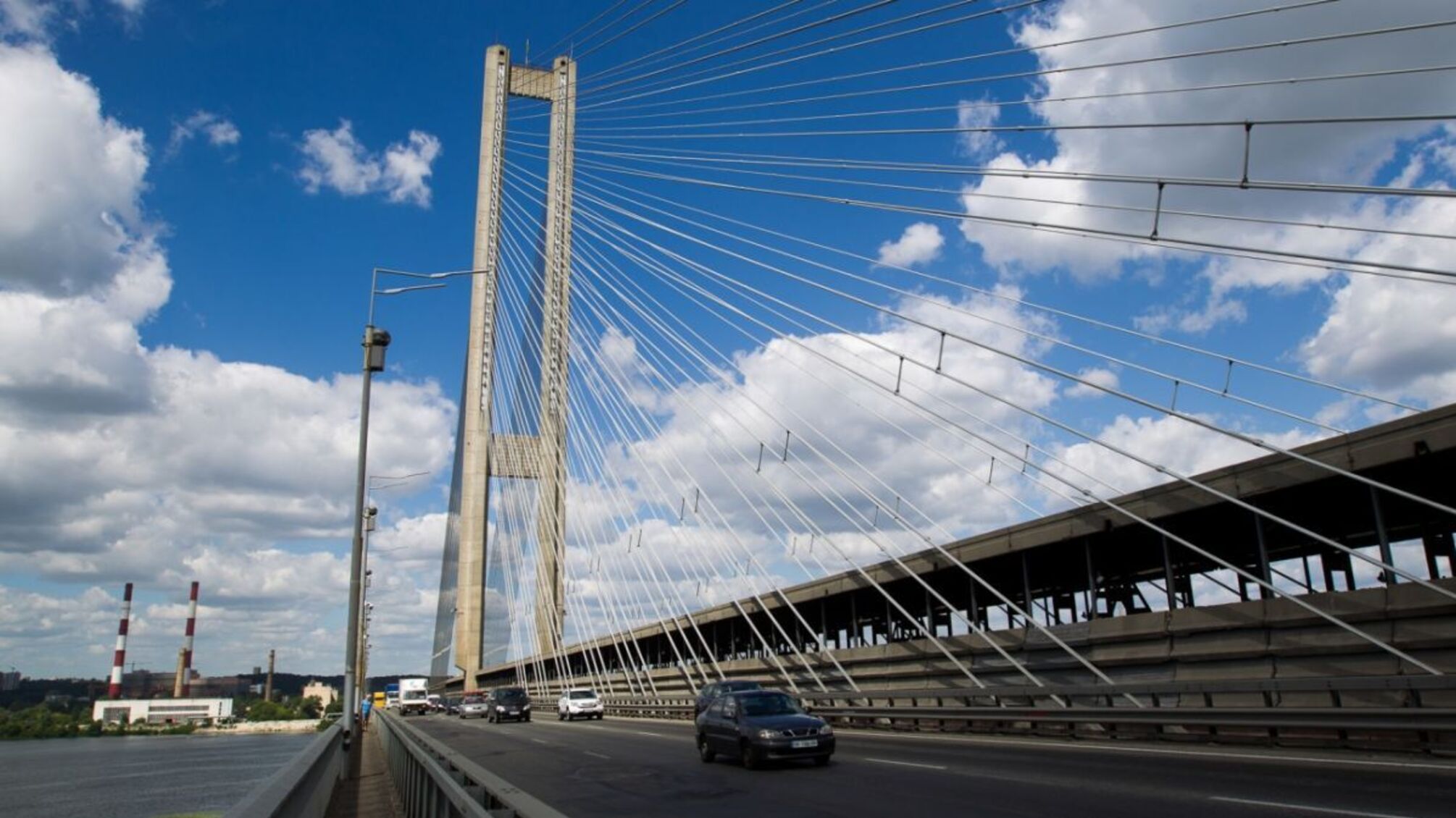 У столиці частково відновили рух Південним мостом