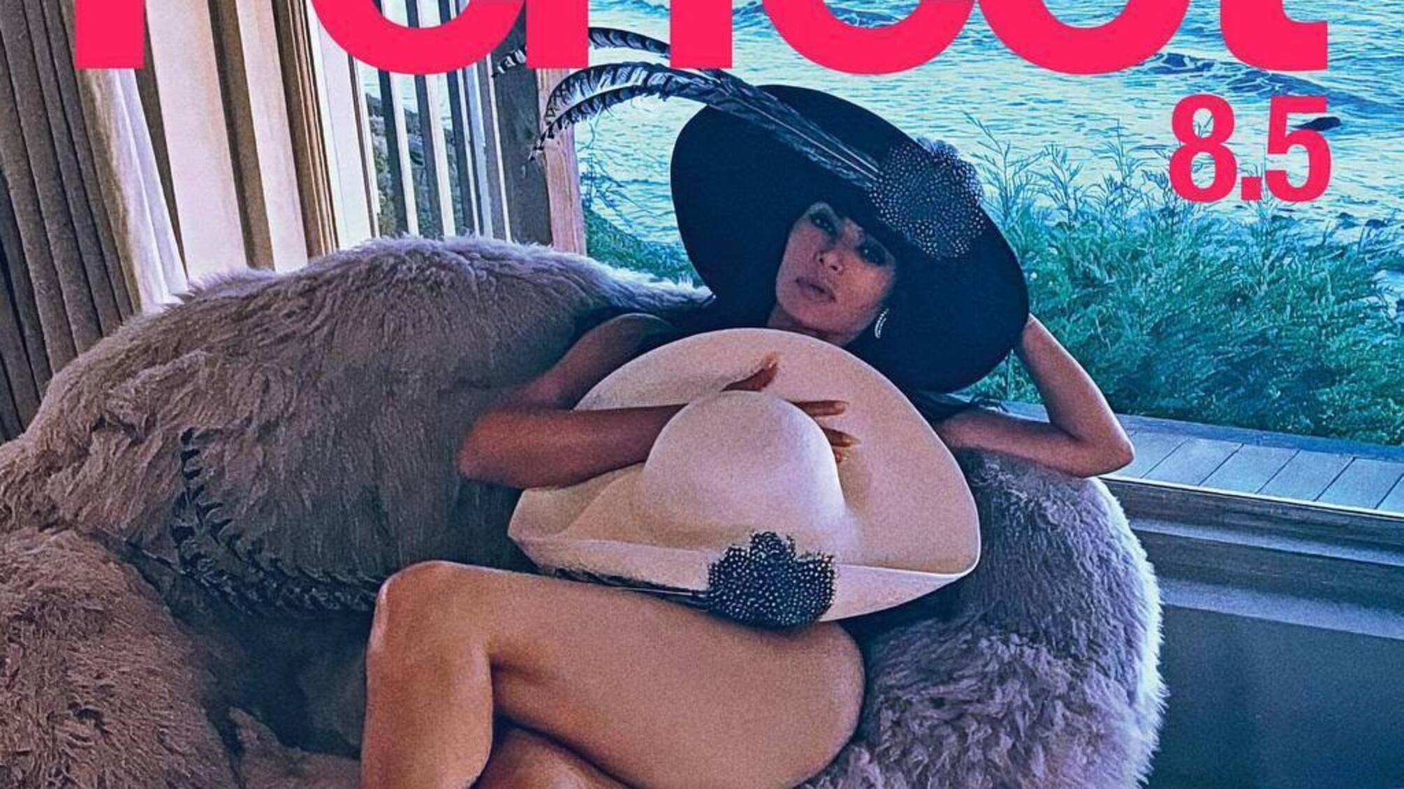 Ким Кардашьян знялася в романтичній фотосесії для Perfect Magazine з роботом Tesla та з Cybertruck