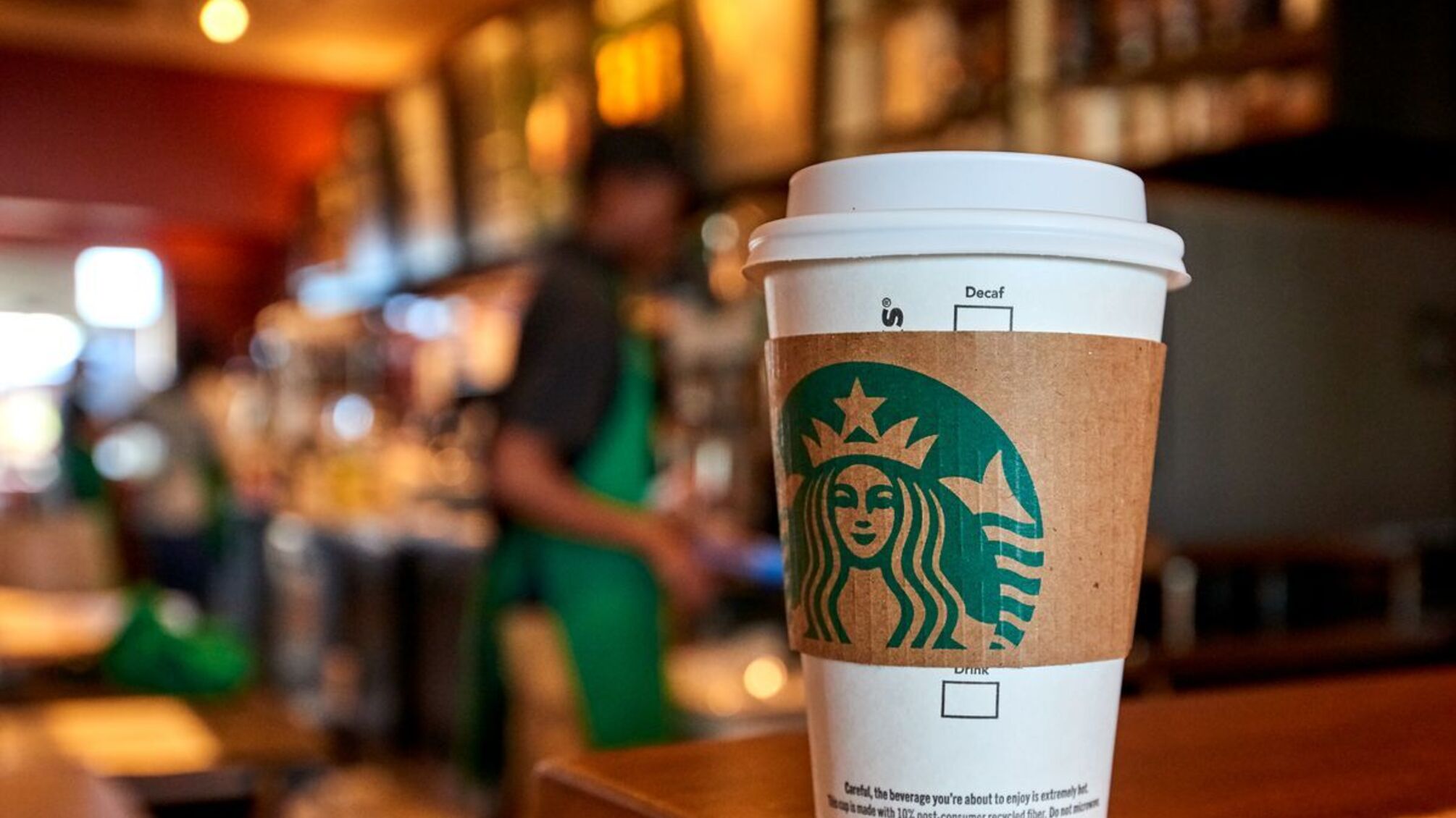 Водій отримав серйозні опіки через нещільно закриту кришку Starbucks