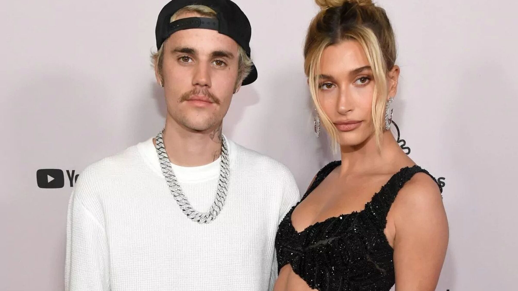 Гейлі та Джастін Бібери залишають США