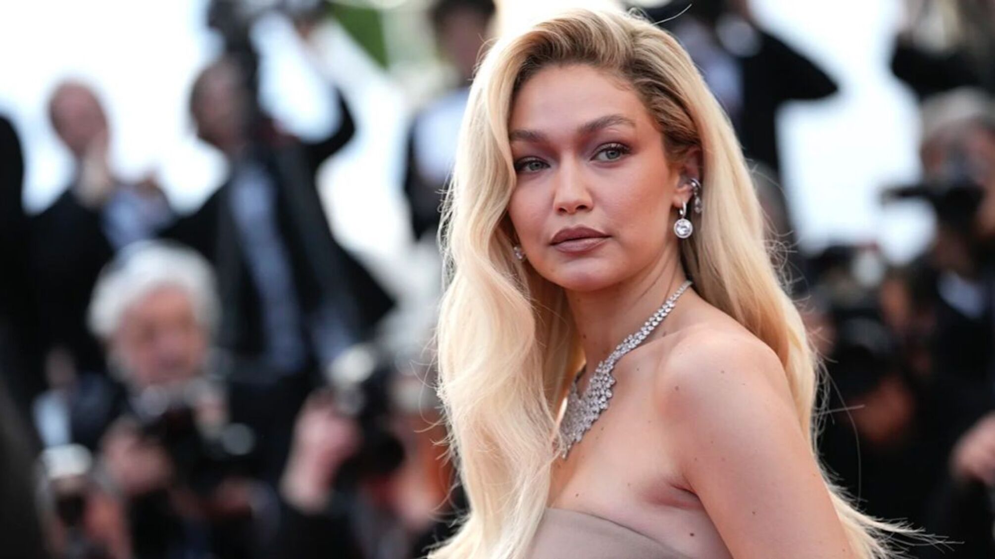 Vogue потрапив у скандал через відео, натхнене «Лаком для волосся», за відсутність бодіпозитиву