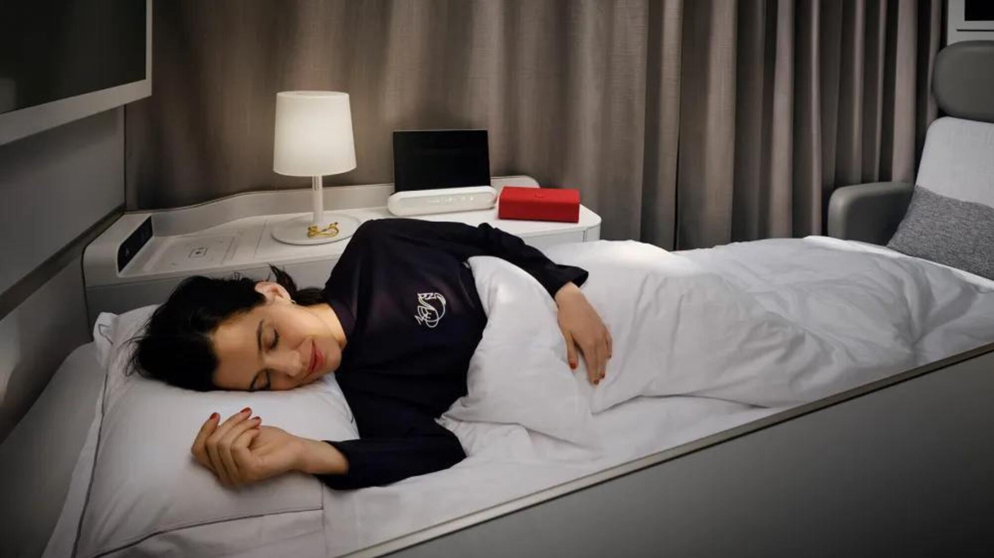 Мода для летающих: Air France и Jacquemus представили эксклюзивные пижамы для пассажиров первого класса