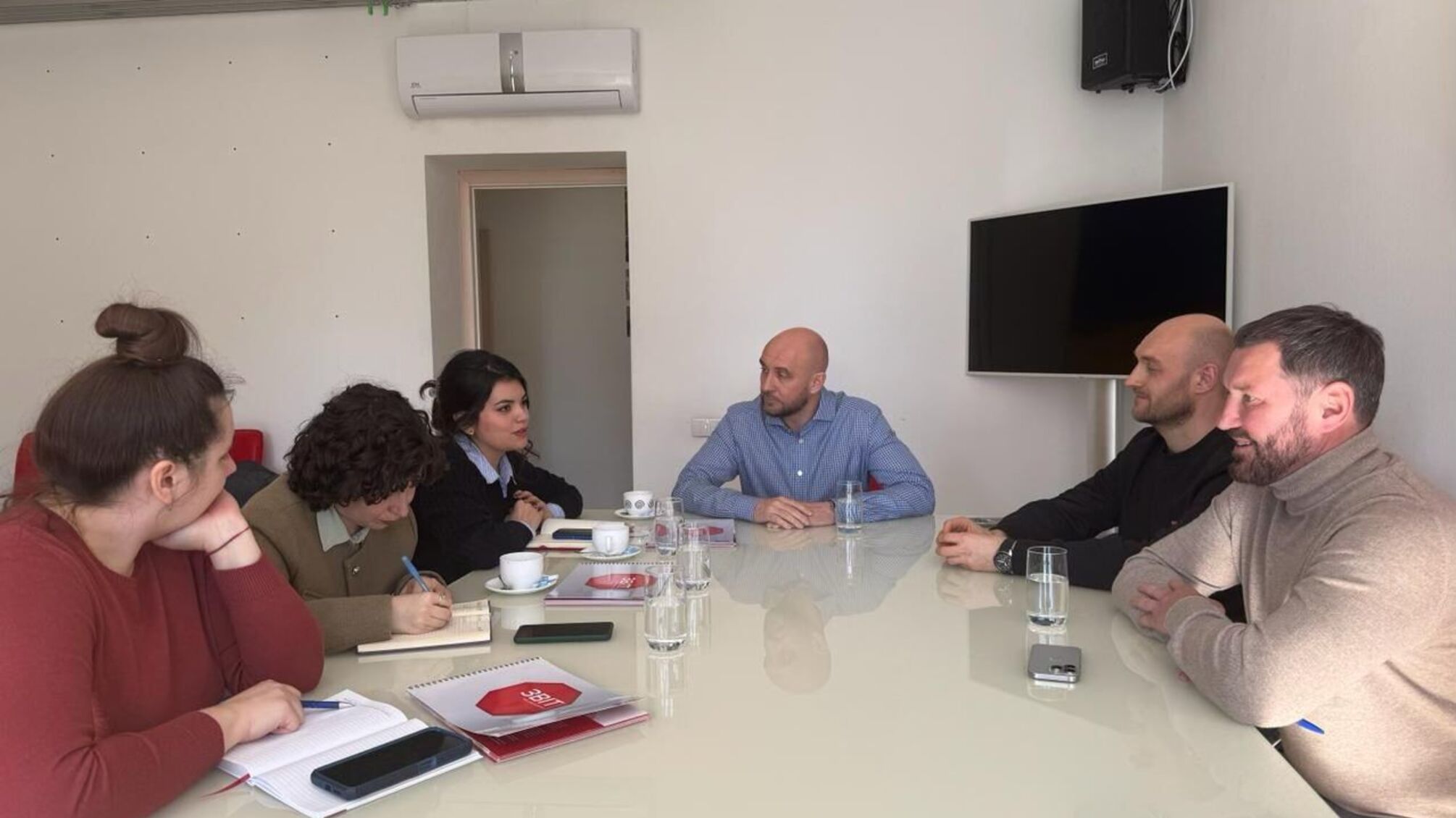 Представитель ООН Каролина Ньето Гомес встретилась с председателем Консультативно-экспертного совета при ГУИС Романом Бочкалой