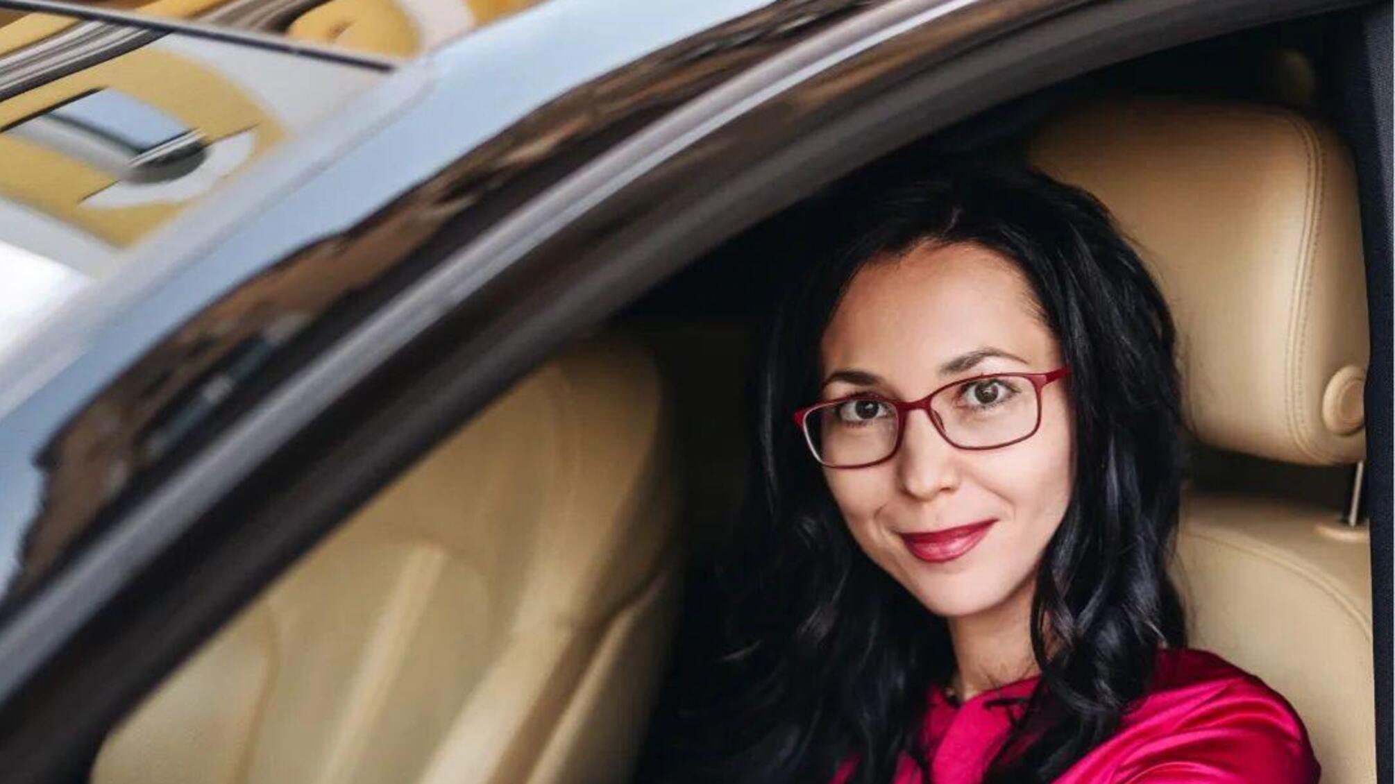 Дружина закарпатського митника просуває шахрайські курси та криптовалютні схеми