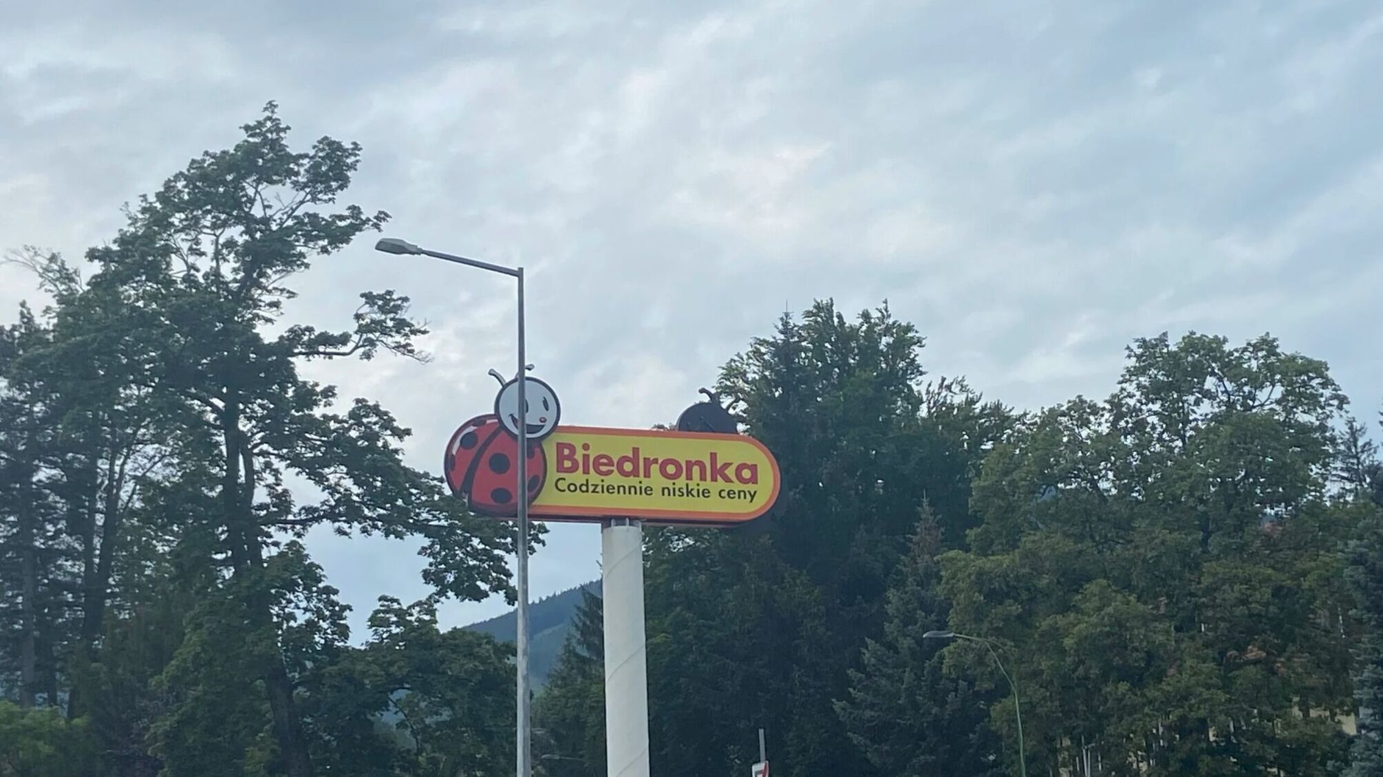 В польских магазинах Biedronka снова появились 'тревожные рюкзаки'