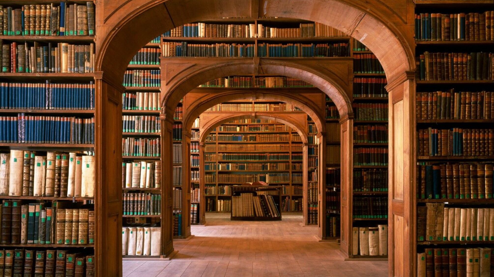 В Киеве суд обязал мужчину прочесть книги о российско-украинской войне