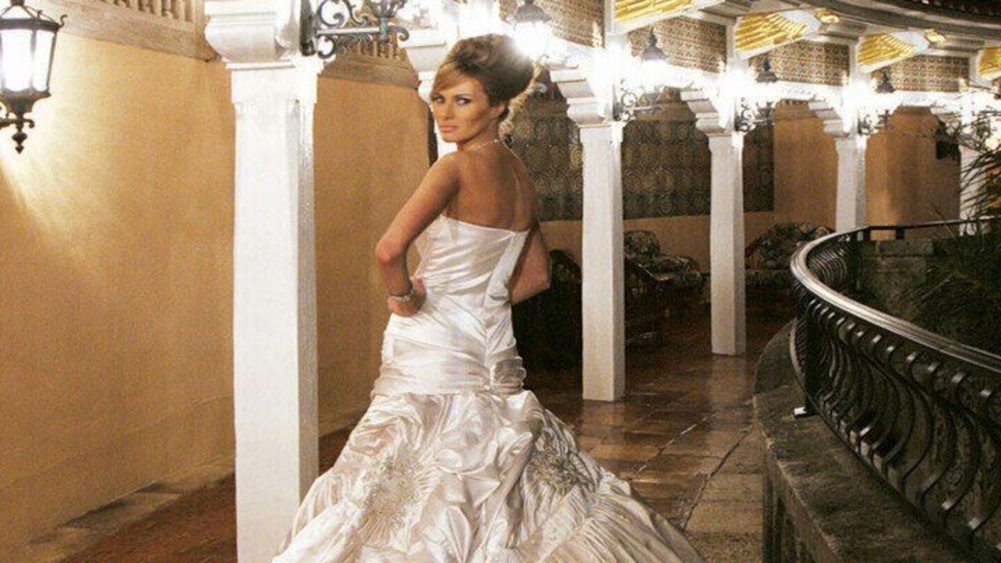 На eBay появилось якобы свадебное платье Мелании Трамп от Dior за 70 000 долларов