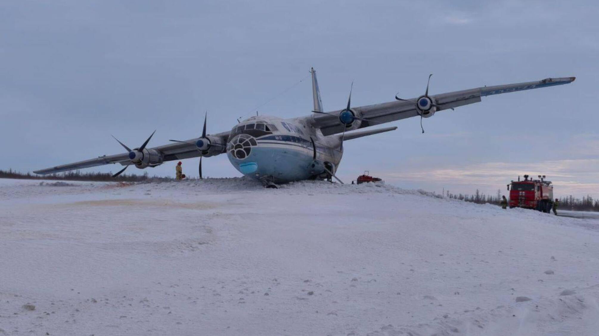 Літак Ан-12 перекинувся в Новому Уренгої, на борту — восьмеро членів екіпажу