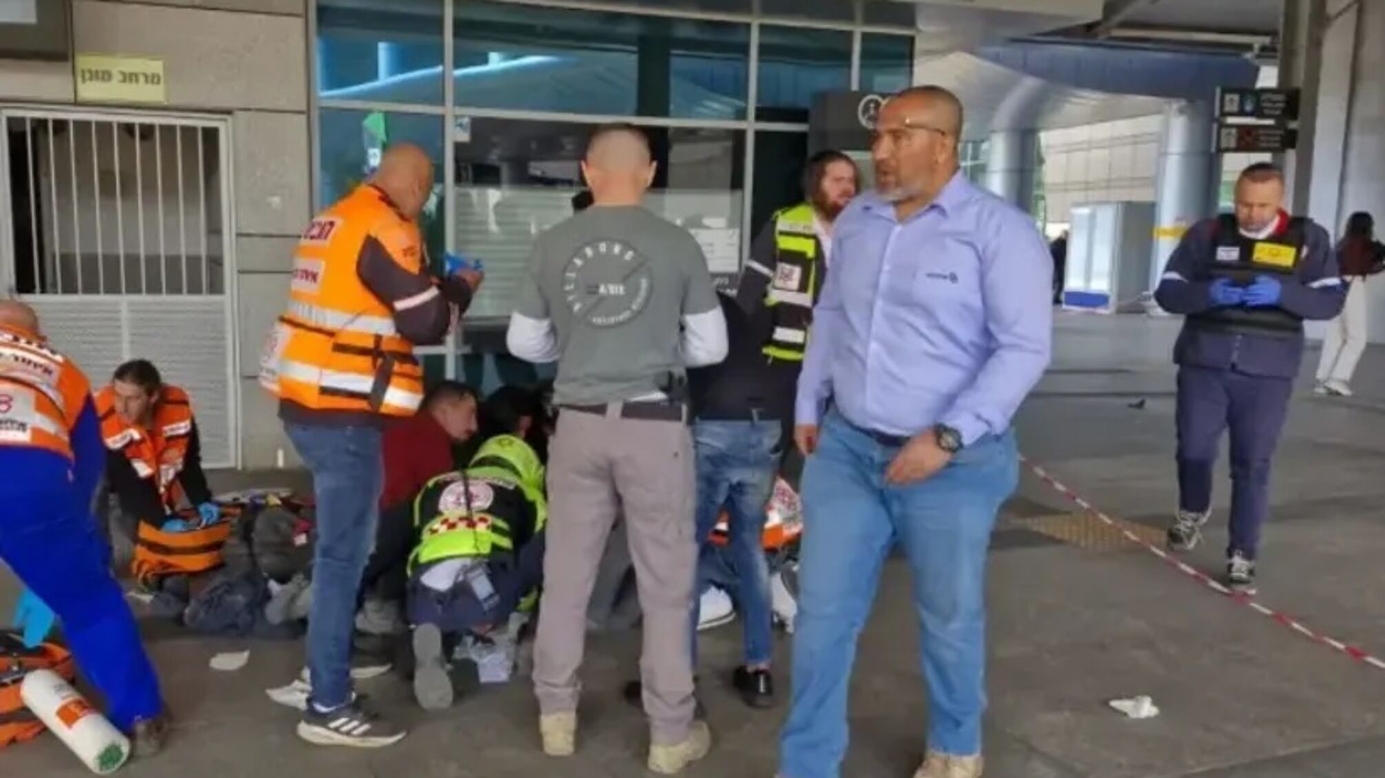 Кровавый теракт в Израиле: нападавшие атаковали людей ножом и оружием