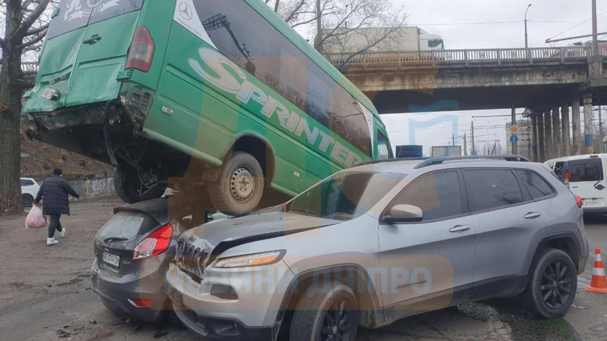 ДТП на Нечуя-Левицкого: фура без тормоза влетела в поток машины