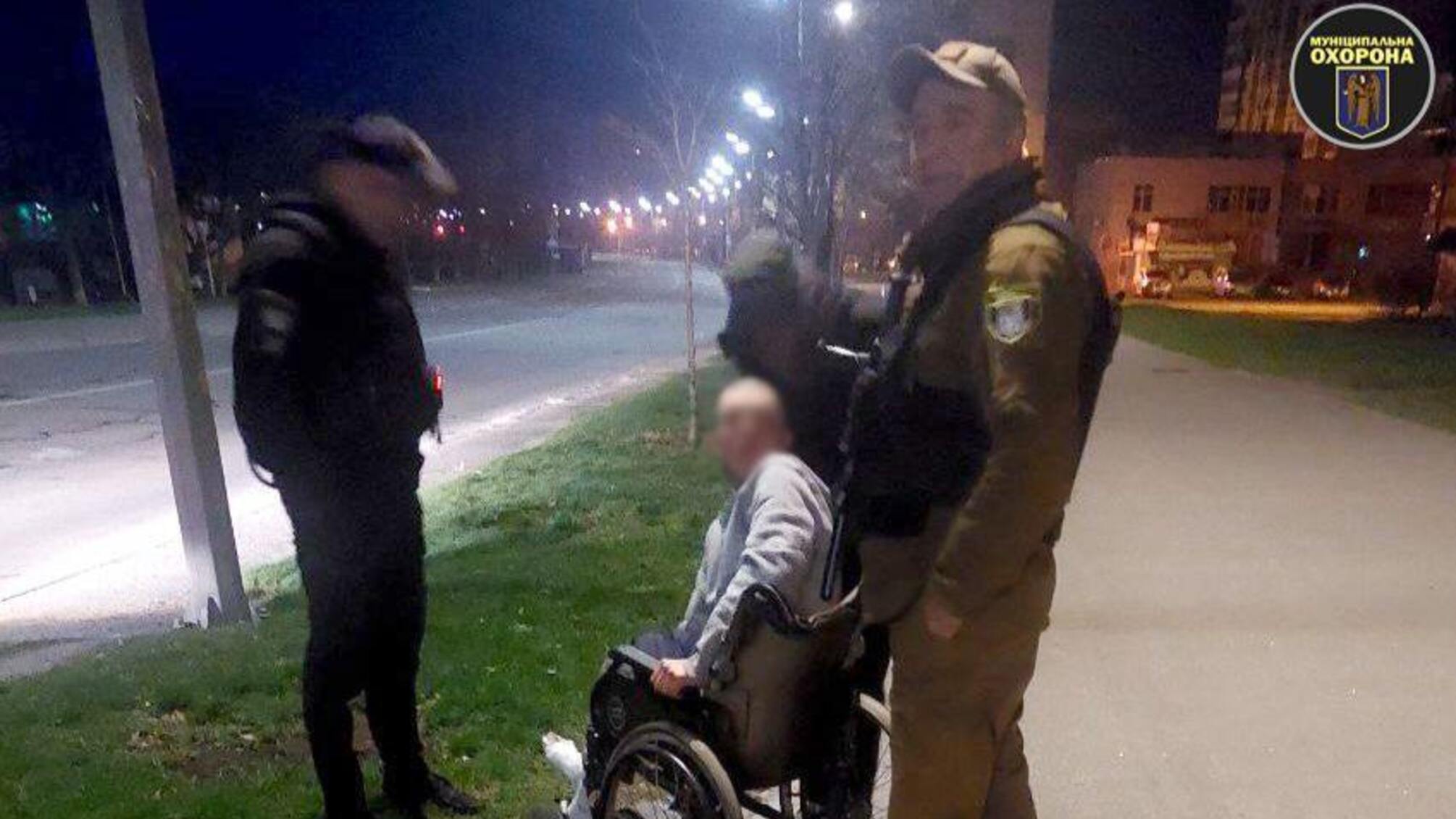 У столиці дебошири погрожували медикам і втекли на візку