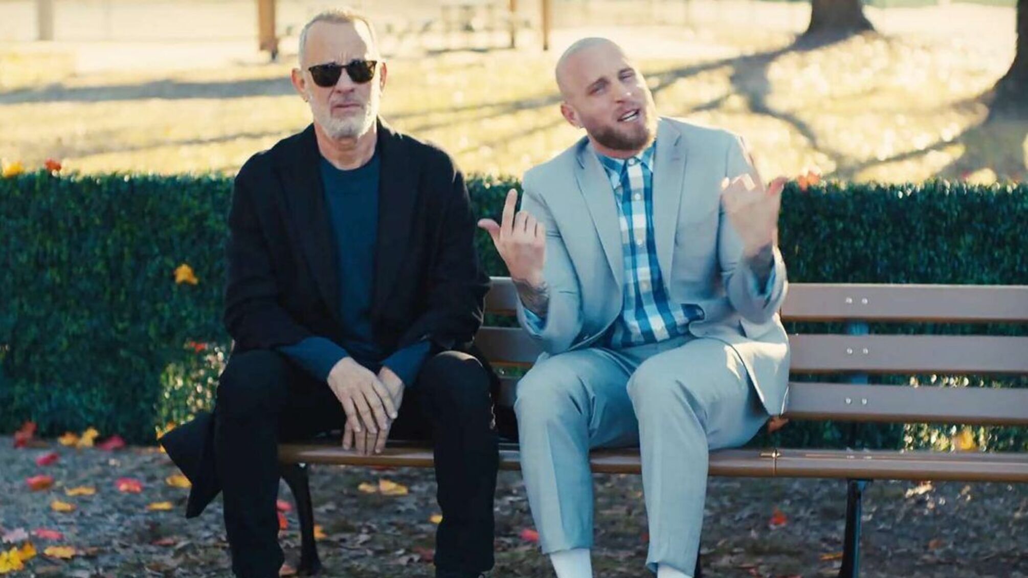 Сын Тома Генкса снял клип с отсылками к Форресту Гампу – в нем появился и сам актер