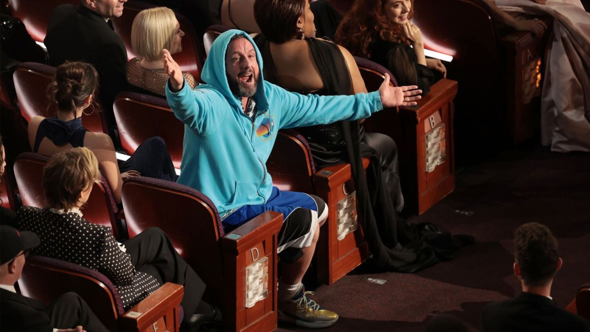 Адам Сендлер поддержал Зеленского, одевшись по спортивному на церемонию вручения Оскара.