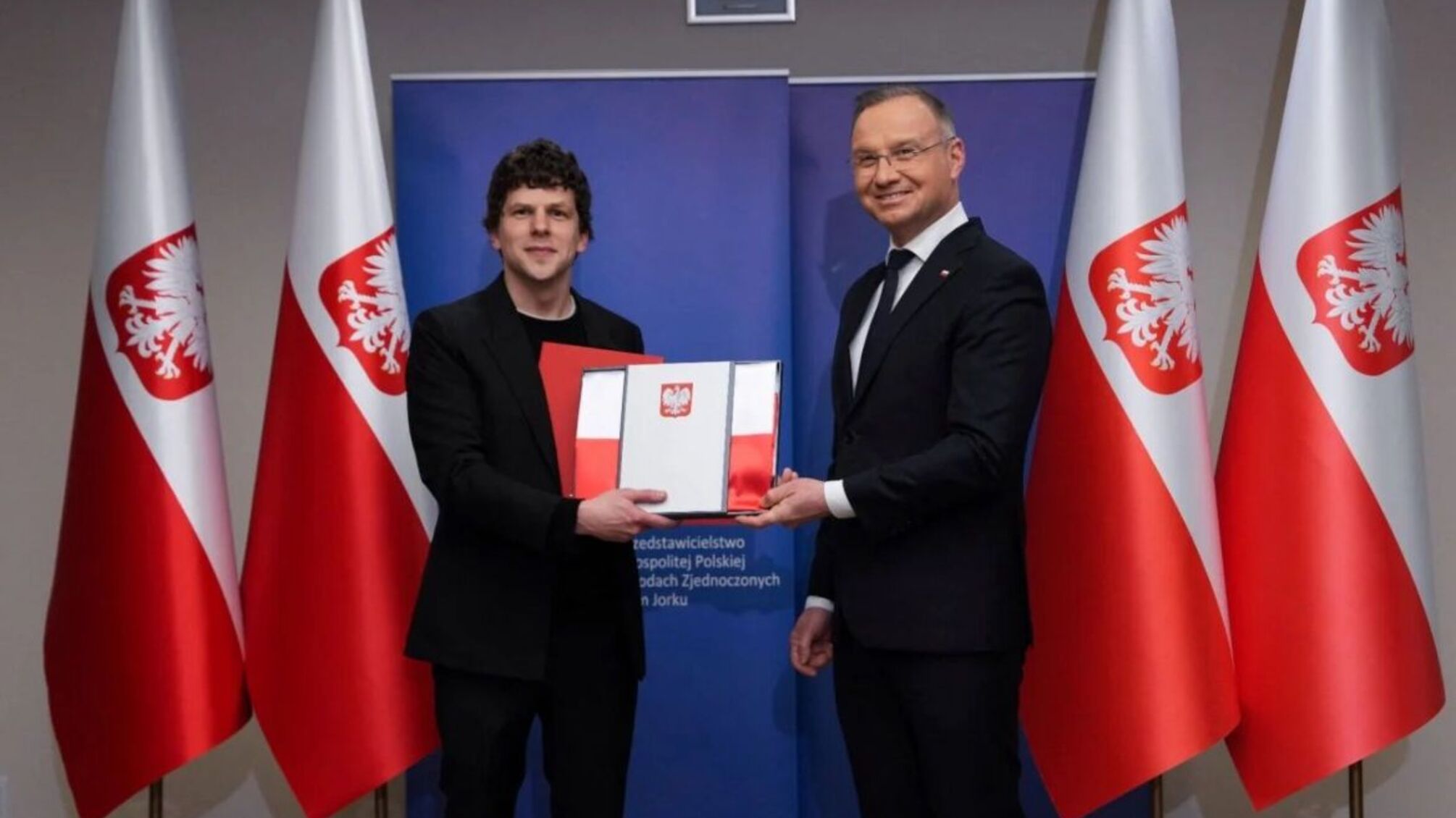 Режиссер фильма «Настоящая боль» Джесси Айзенберг стал гражданином Польши