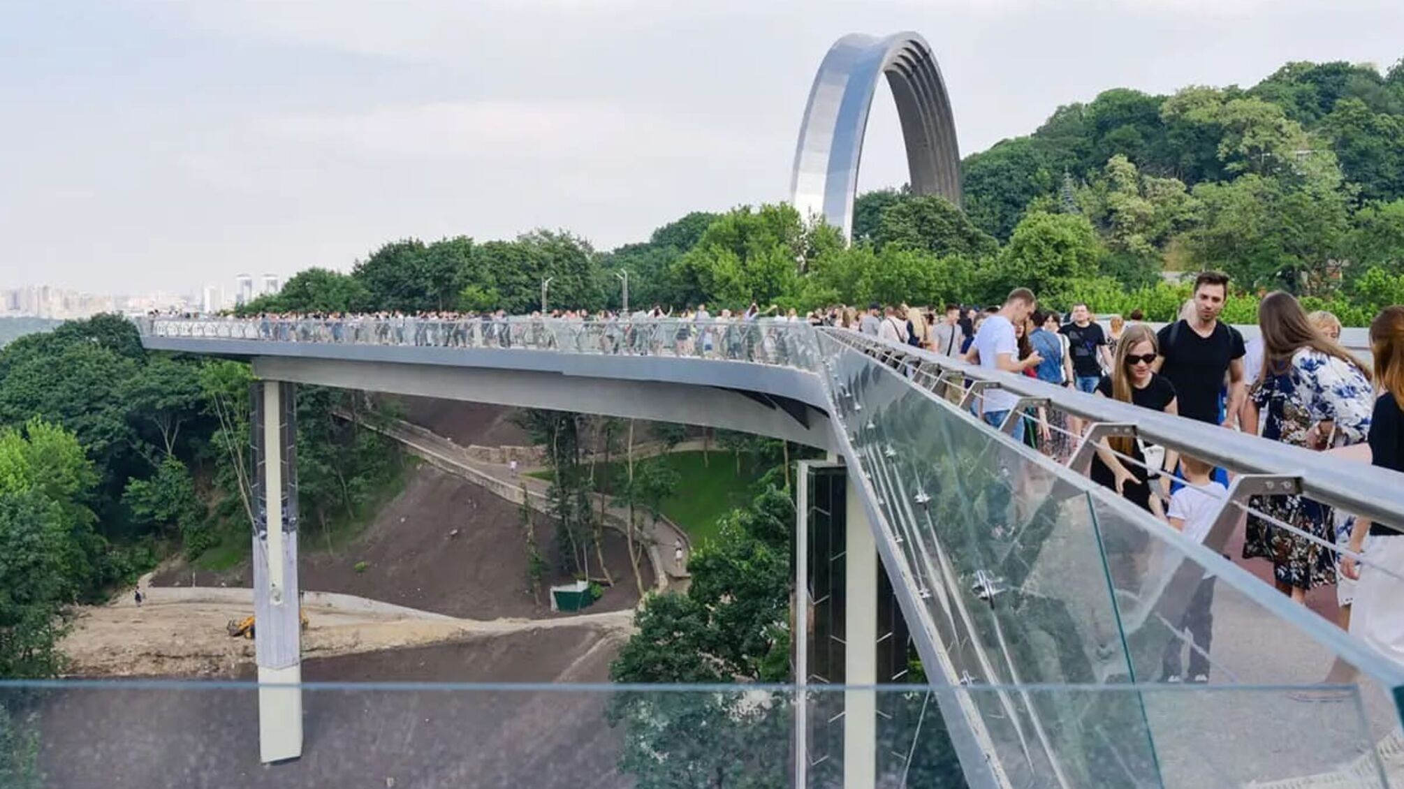 Стеклянный пешеходно-велосипедный мост