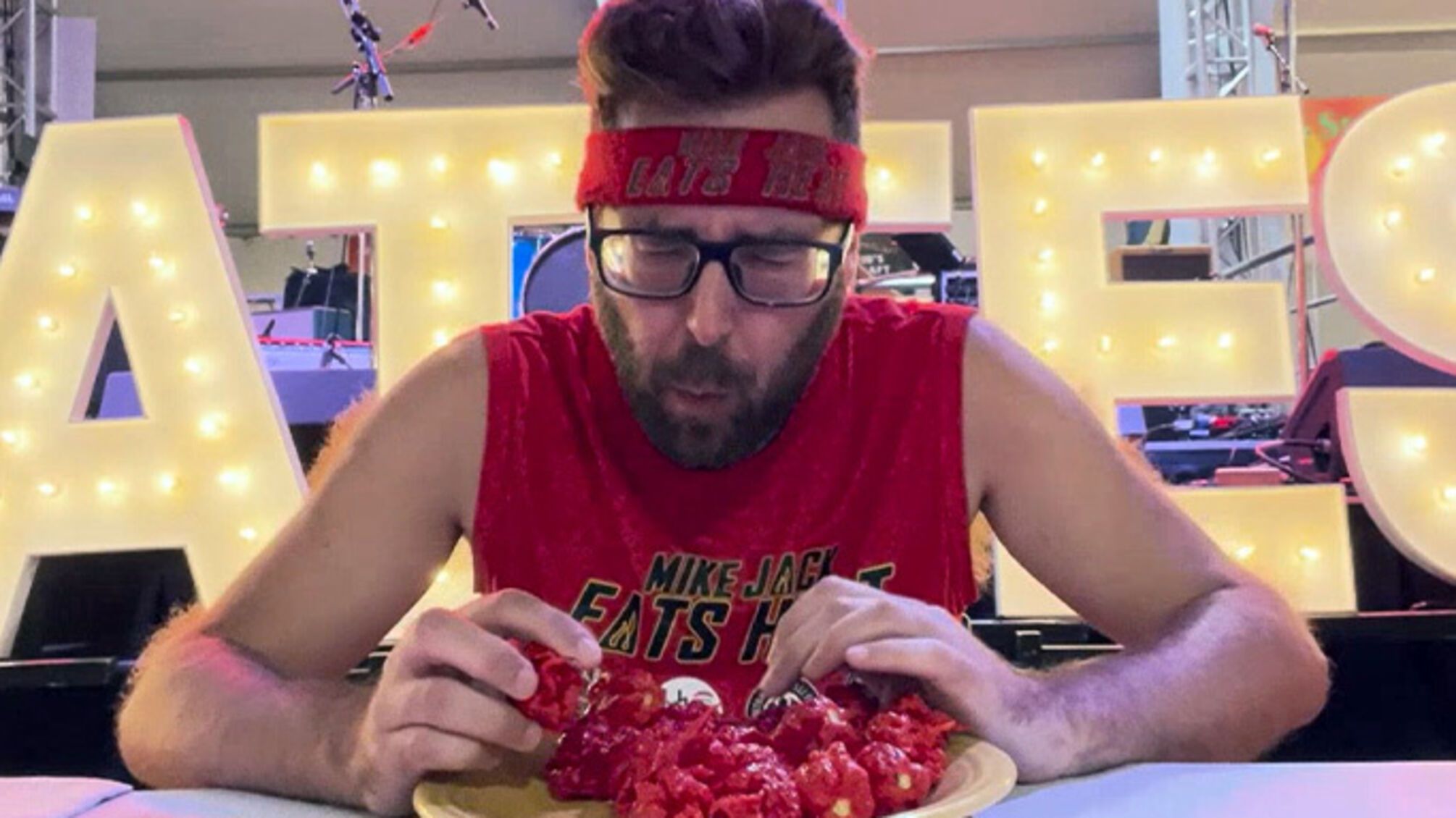 Канадский ютубер установил рекорд по скорости поедания 25 перцев чили «каролинский жнец»