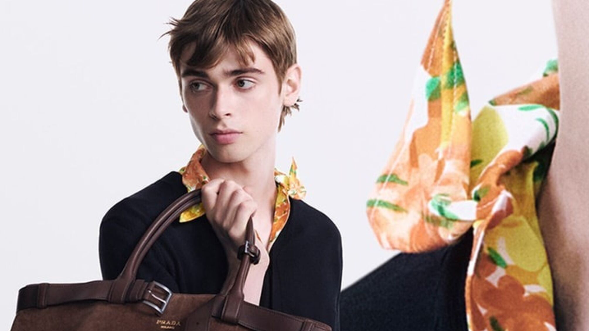 Весна-лето 2025 от Prada: яркие аксессуары и провокационные детали