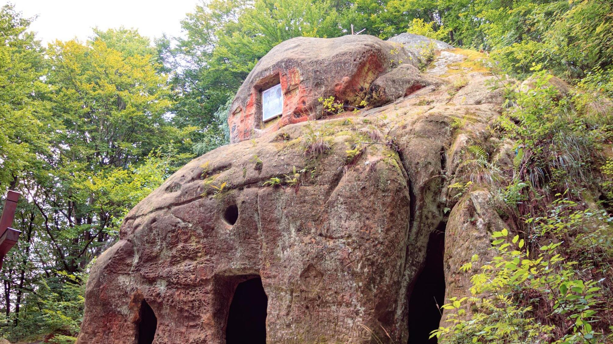 Наскальный монастырь в Розгорче