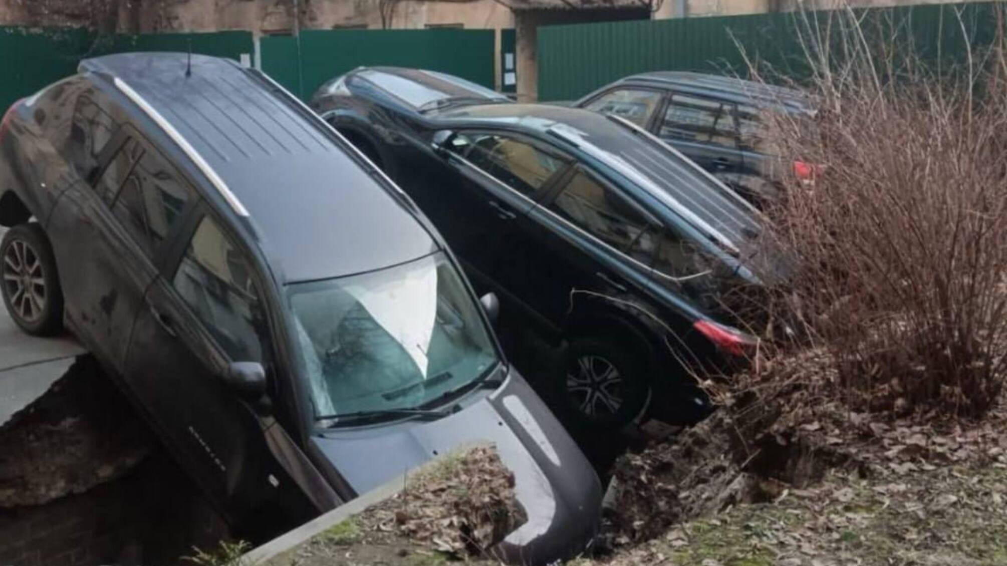 В центре Киева образовалась пропасть, в которую попали три автомобиля