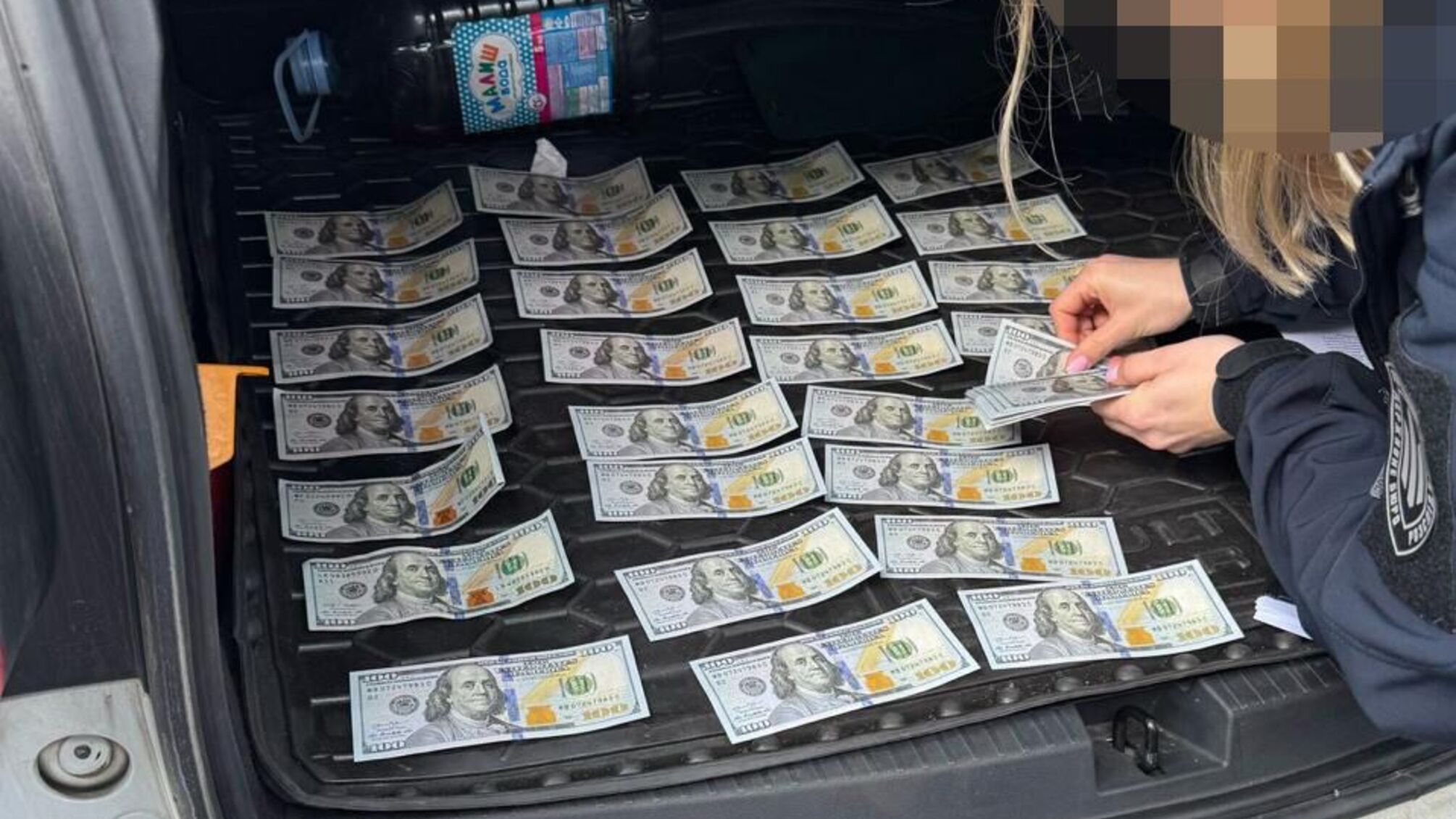 ДБР затримало посадовця, який допомагав ухилянтам тікати до Угорщини