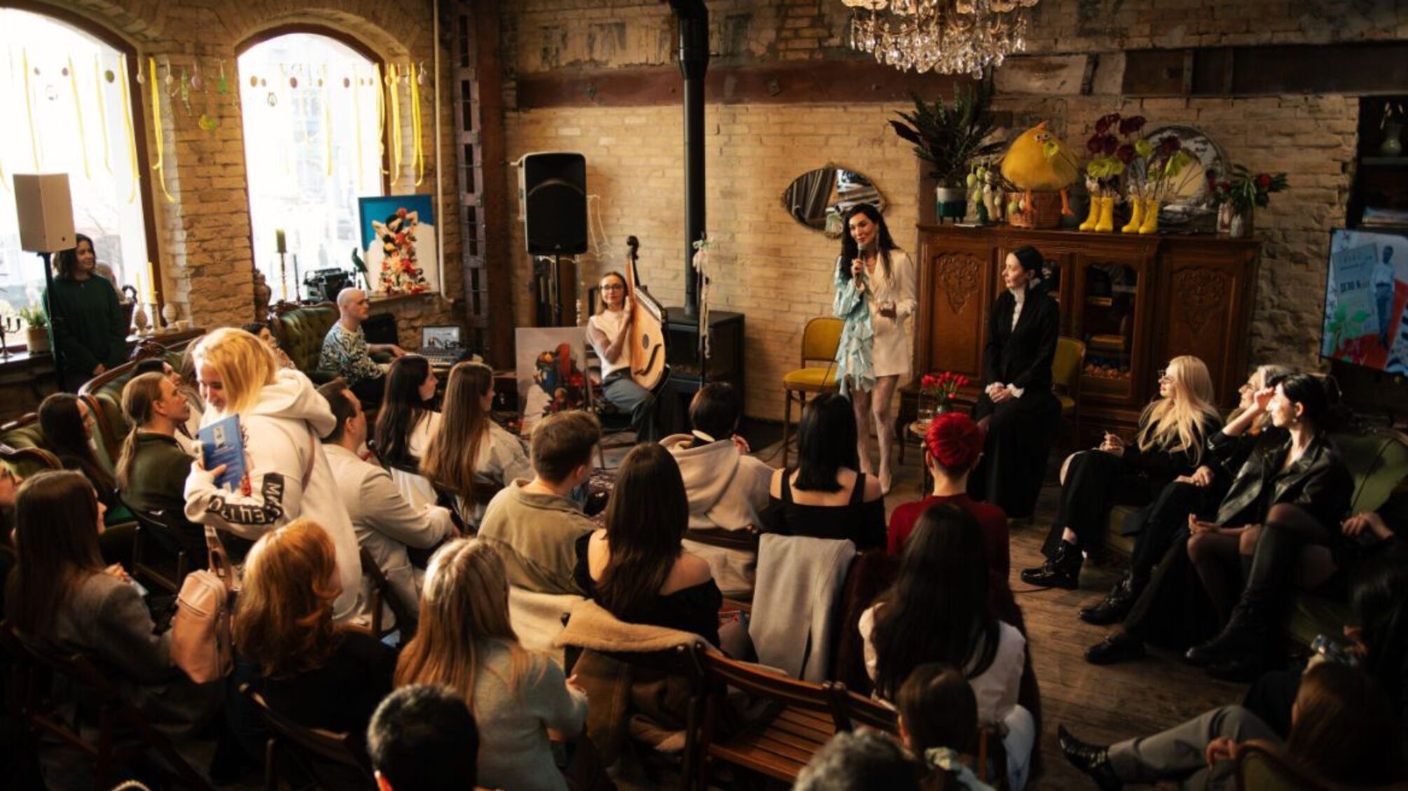 Поэзия, бандура и донаты: как Роксолана Алиева объединила искусство и благотворительность