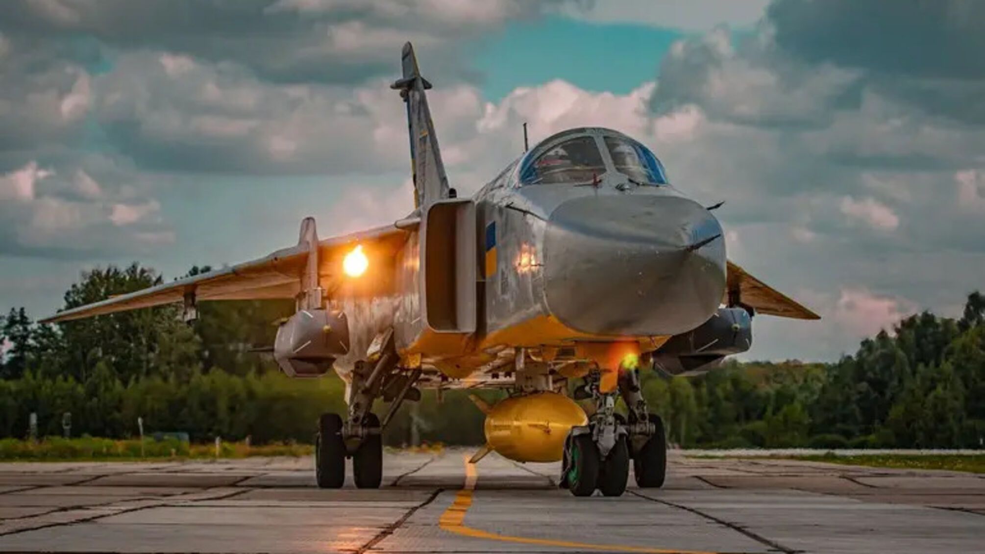 Украинский Су-24М Воздушных Сил несет две крылатые ракеты Storm Shadow