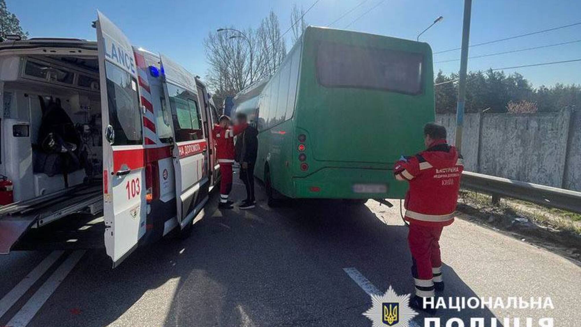 В Киеве маршрутка с пассажирами врезалась в бензовоз: пять человек в больнице