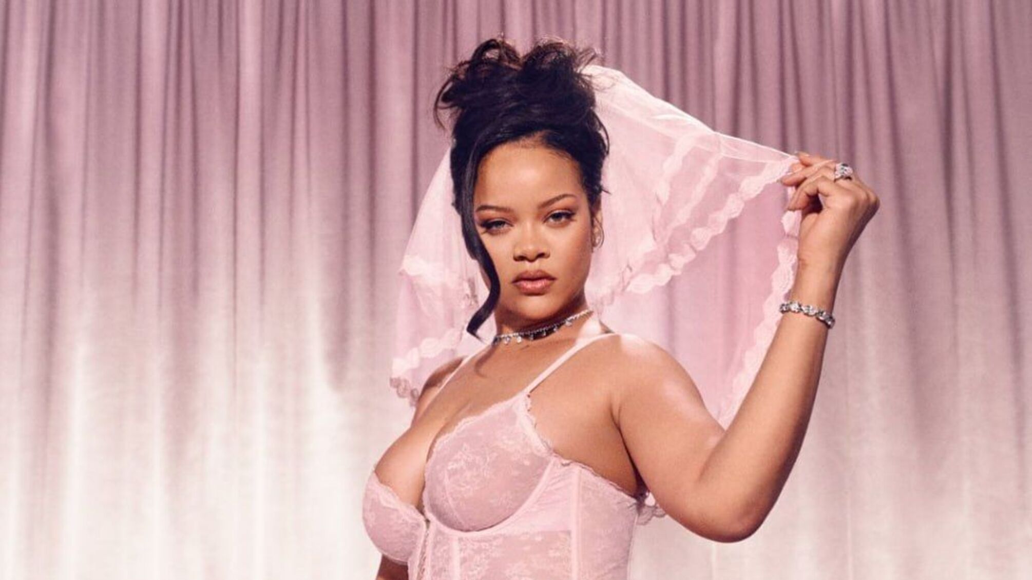 Рианна в образе невесты: новая коллекция белья Savage X Fenty