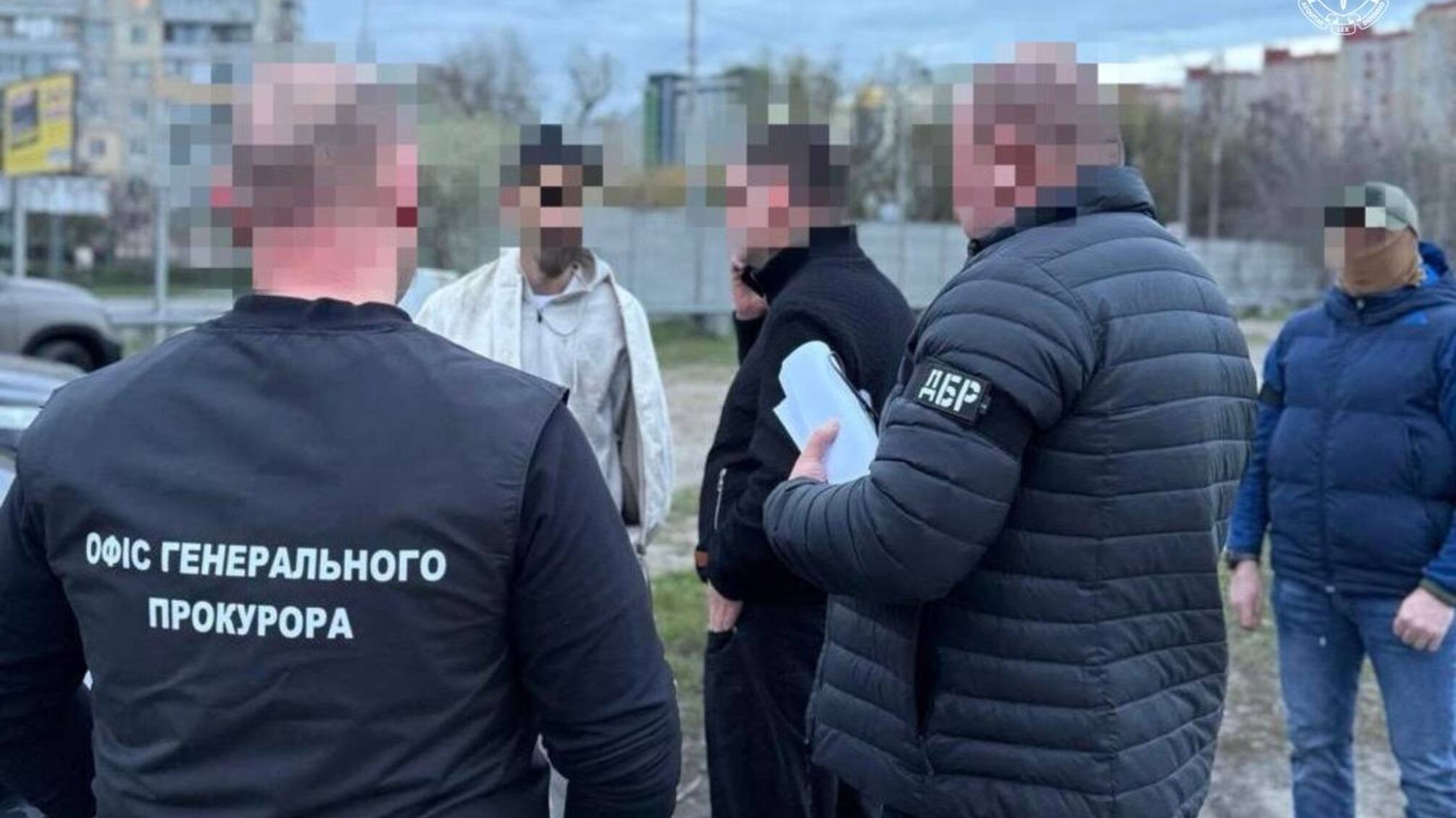 $8 тисяч за цивільну посаду: офіцера затримали на хабарі