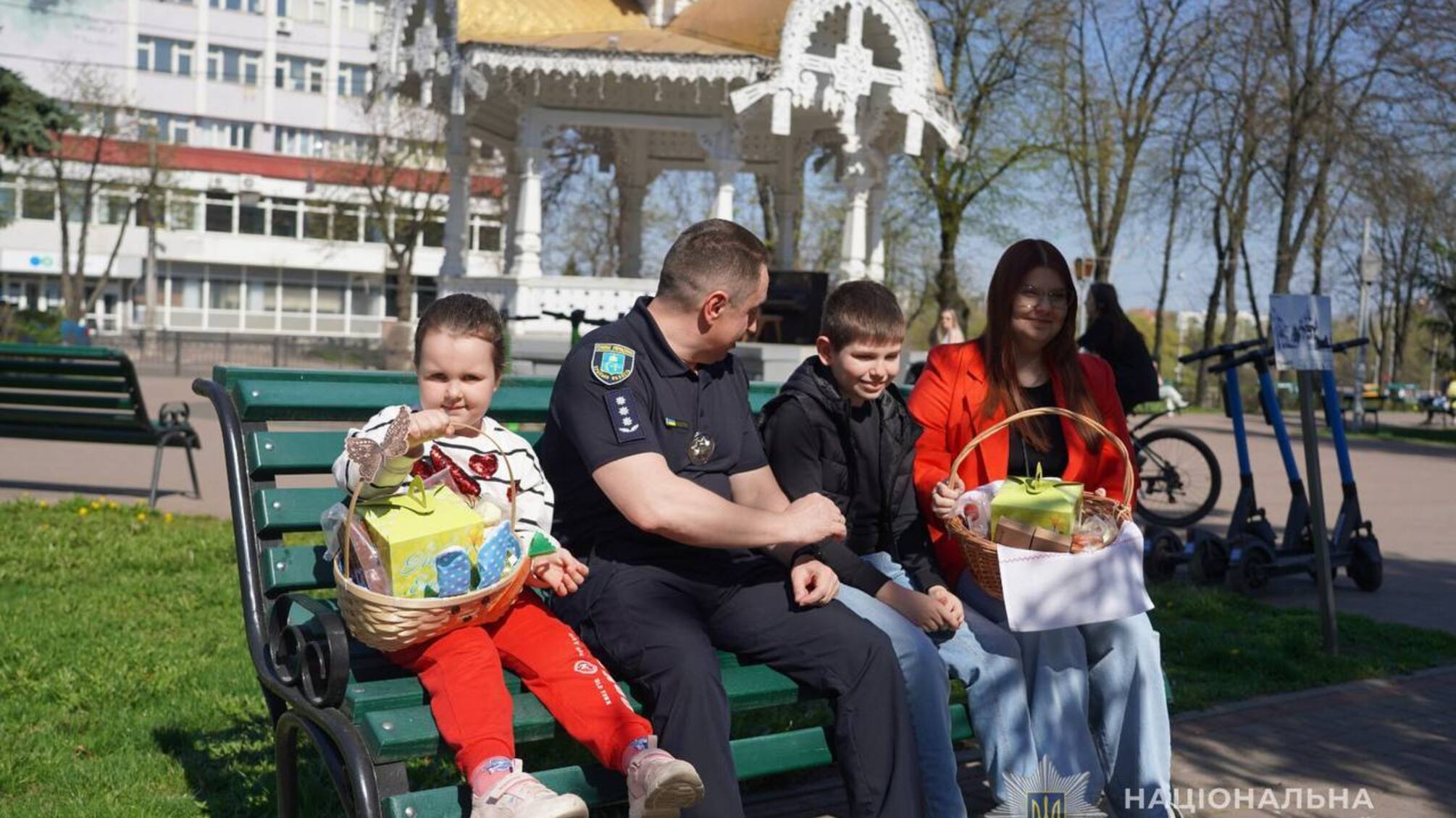 Дети героев получили пасхальные подарки от полиции