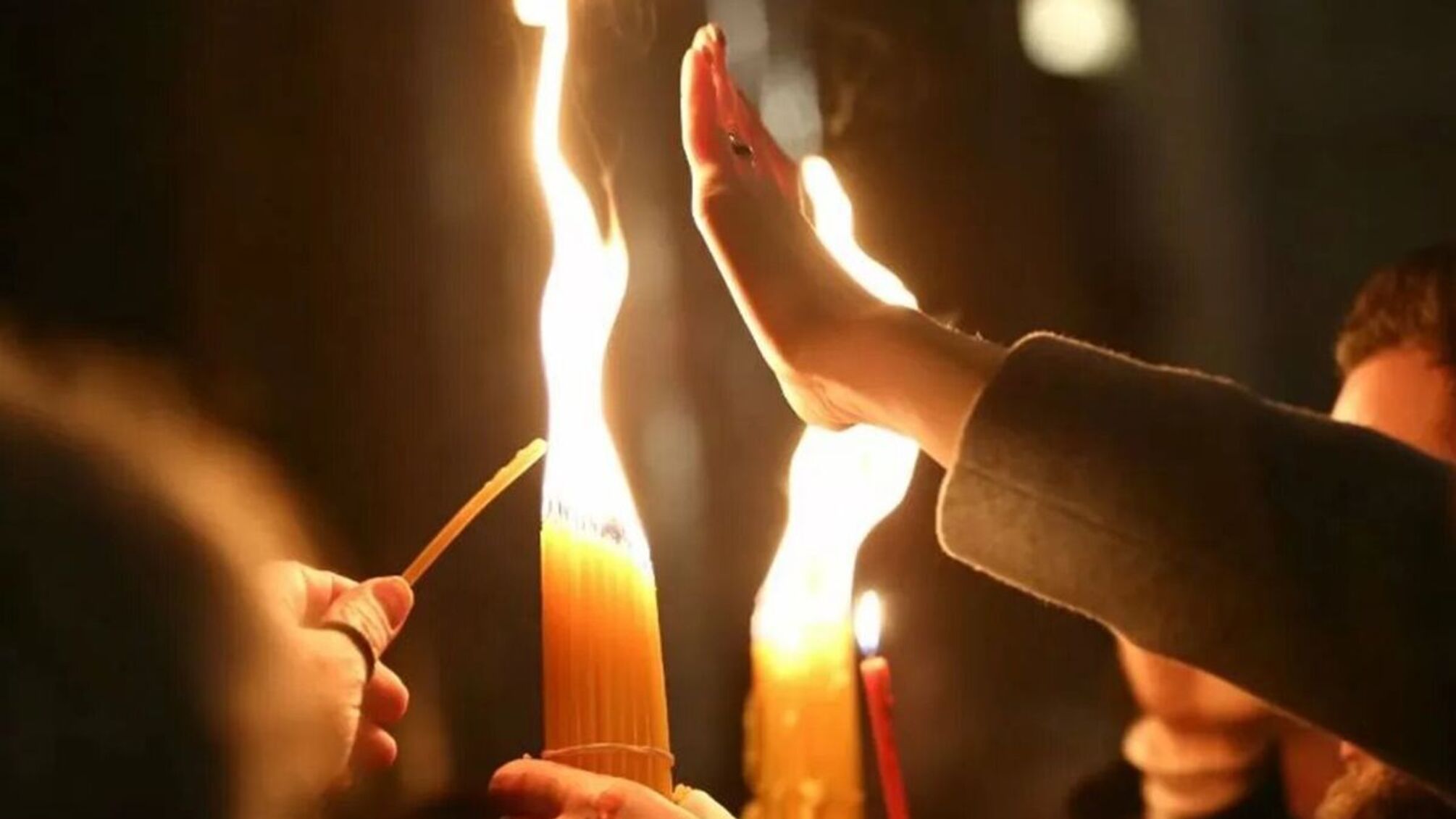 Зійшов Благодатний вогонь: як святиню передадуть вірянам різних країн