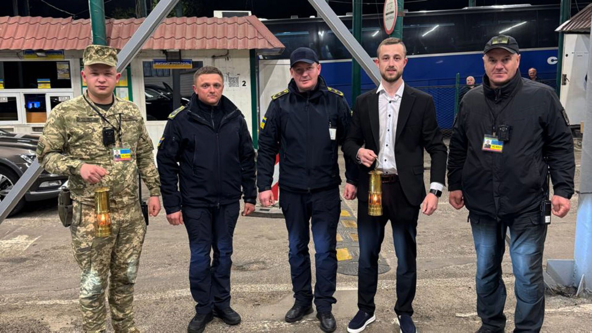 До України доставили Благодатний вогонь: його шлях розпочався з Устилуга