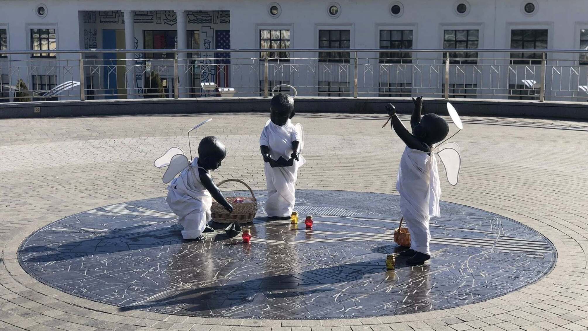 Пам’ятник малюкам-засновникам Києва отримав нове 'вбрання' до Великодня