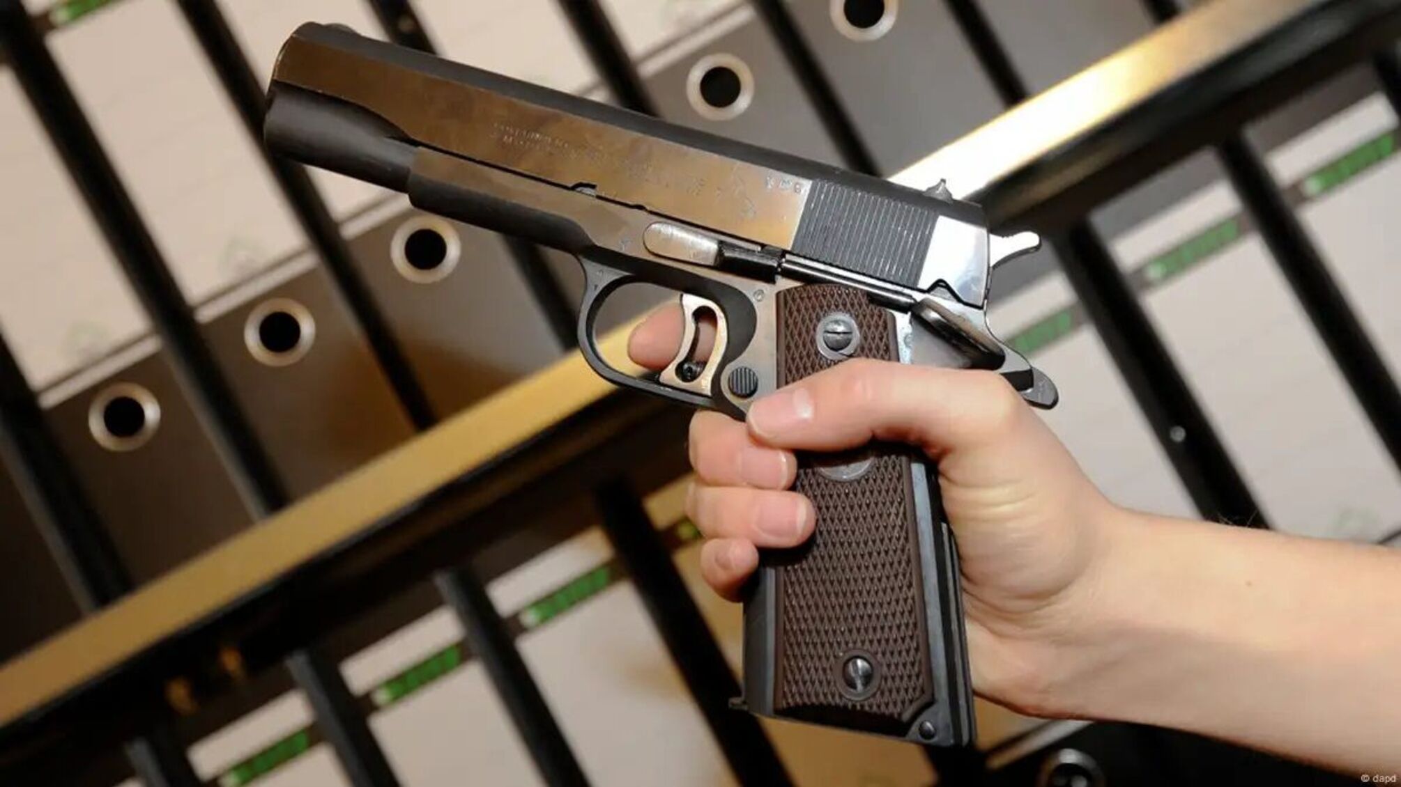 Автомат у дворі: у Кам’янському чоловік у формі влаштував стрілянину