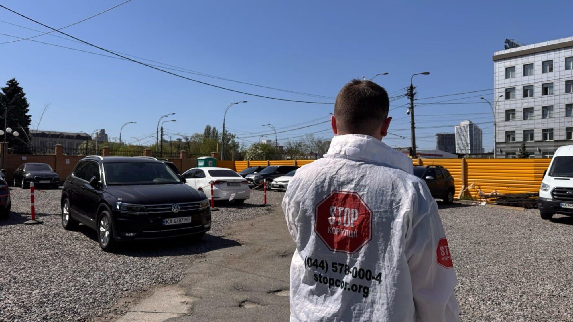 В Києві на землі, переданій під будівництво храму, облаштували автостоянку