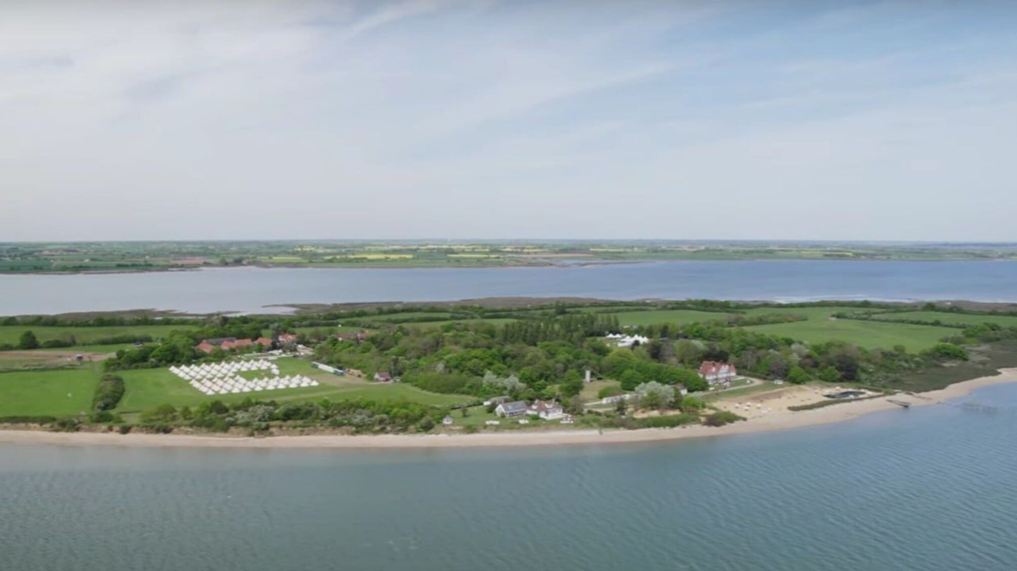 Создавал музыку Стормзи, снималась Рианна: легендарный остров в Англии ищет нового владельца