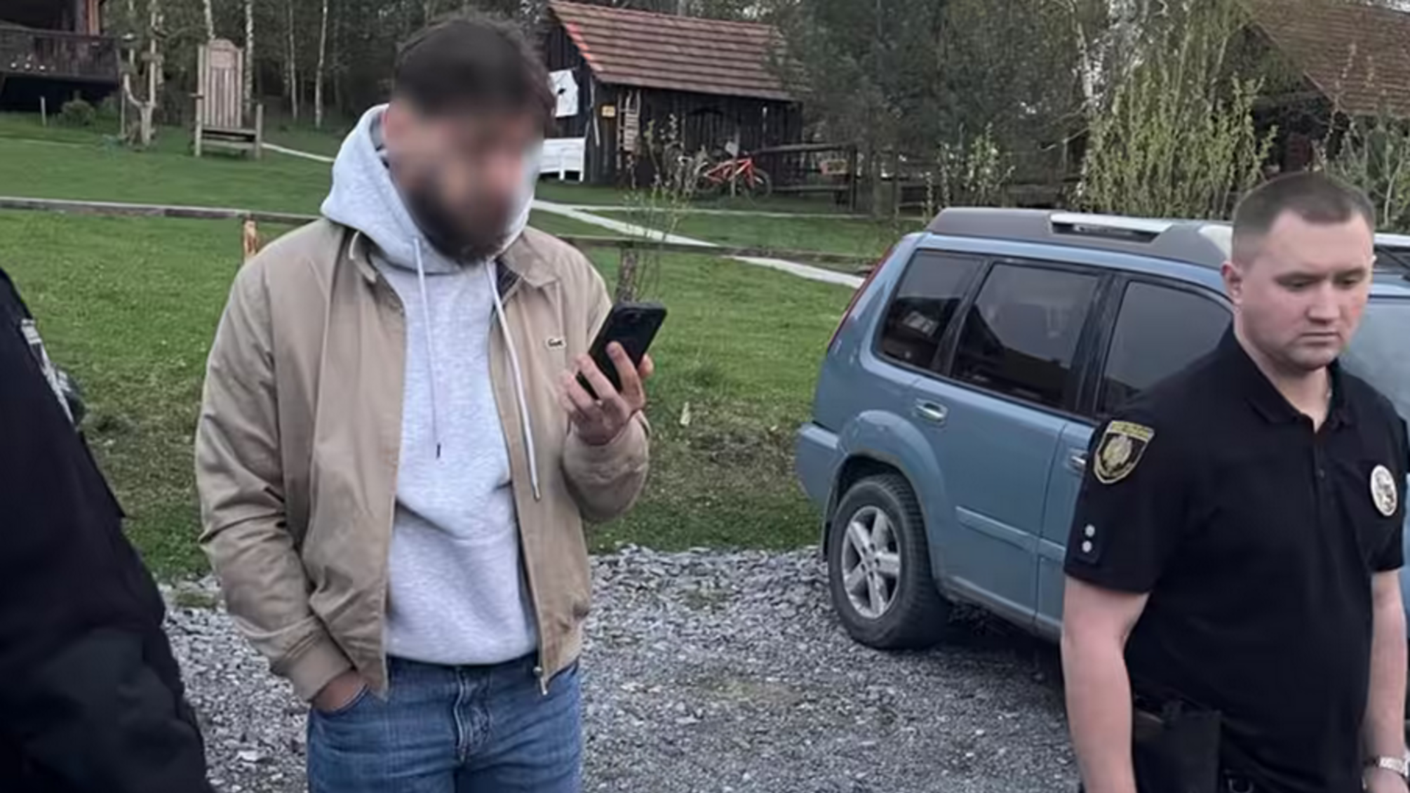 На базе отдыха во Львове посетитель стрелял в мужчину и женщину