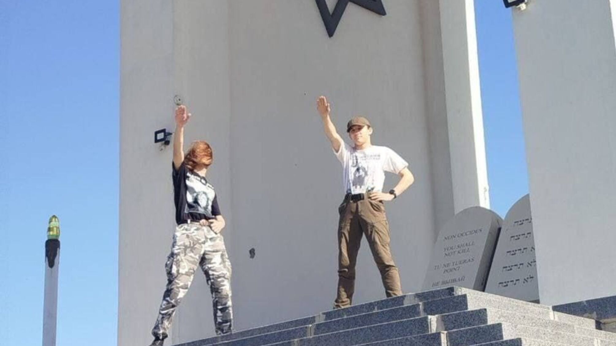 В Харькове молодежь 'зигировала' на мемориале жертв Холокоста в Дробицком Яру