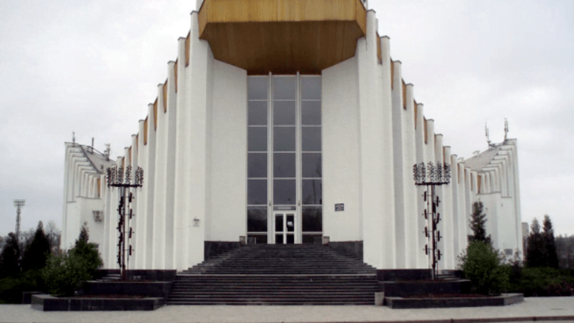 В результате ракетного удара по Киеву получил повреждения Центральный дворец бракосочетаний