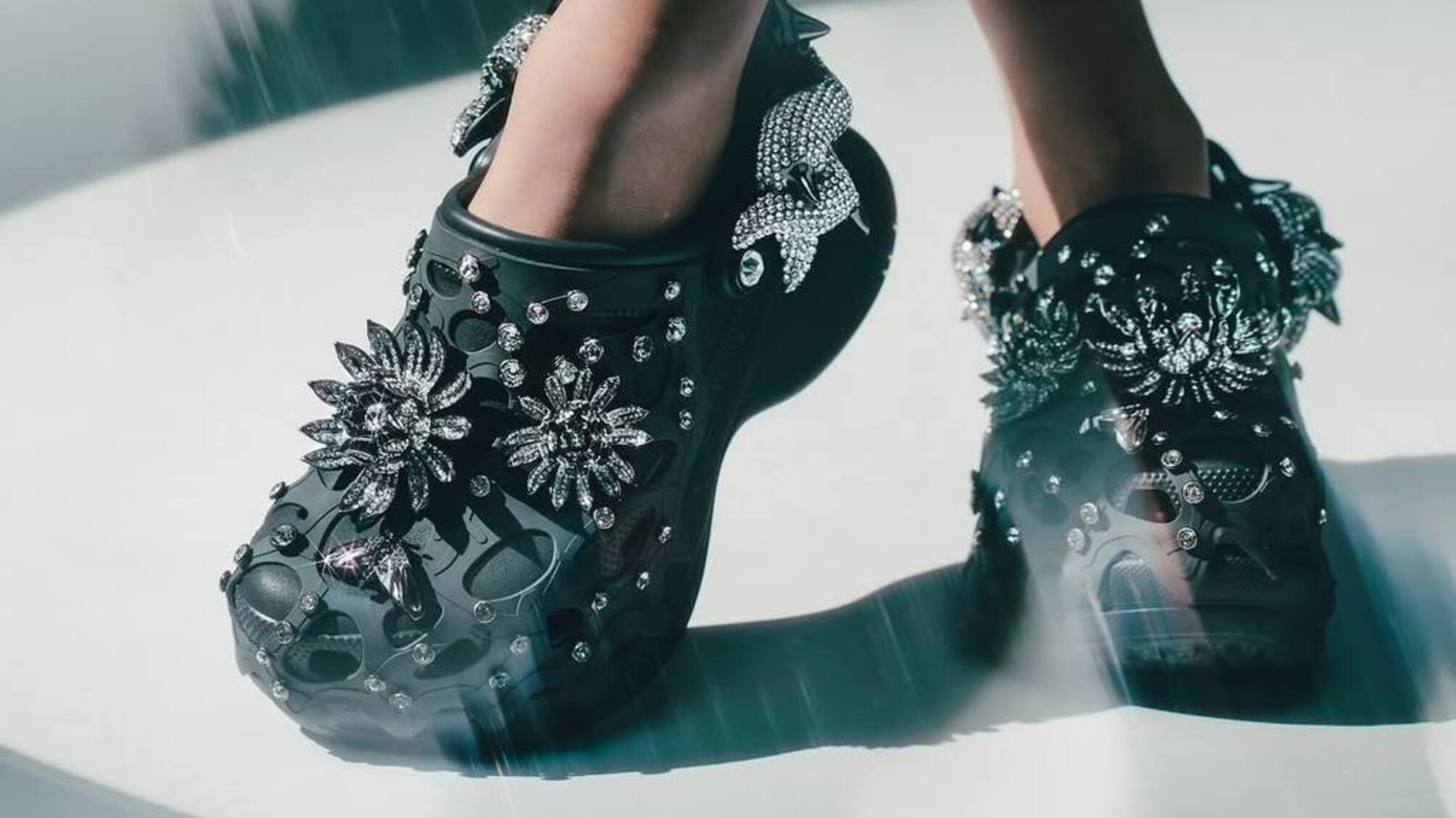 Crocs и Swarovski представили блестящую коллекцию сабо