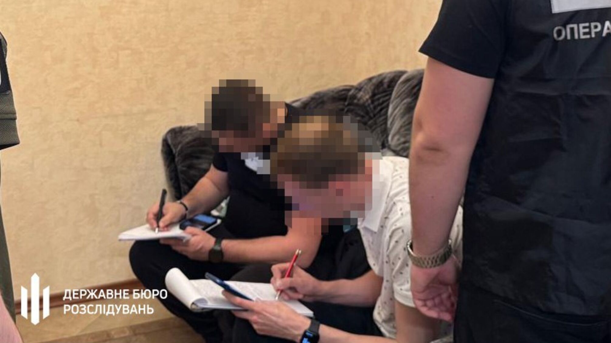 ДБР викрило правоохоронця, який за 15 тисяч доларів переправив ухилянта до Польщі