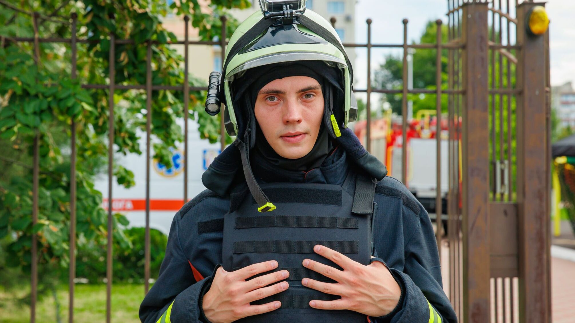 Актер сериала 'Любовь и пламя' Максим Рягин: 'Я играл сериалы еще в детстве - сам за всех героев'